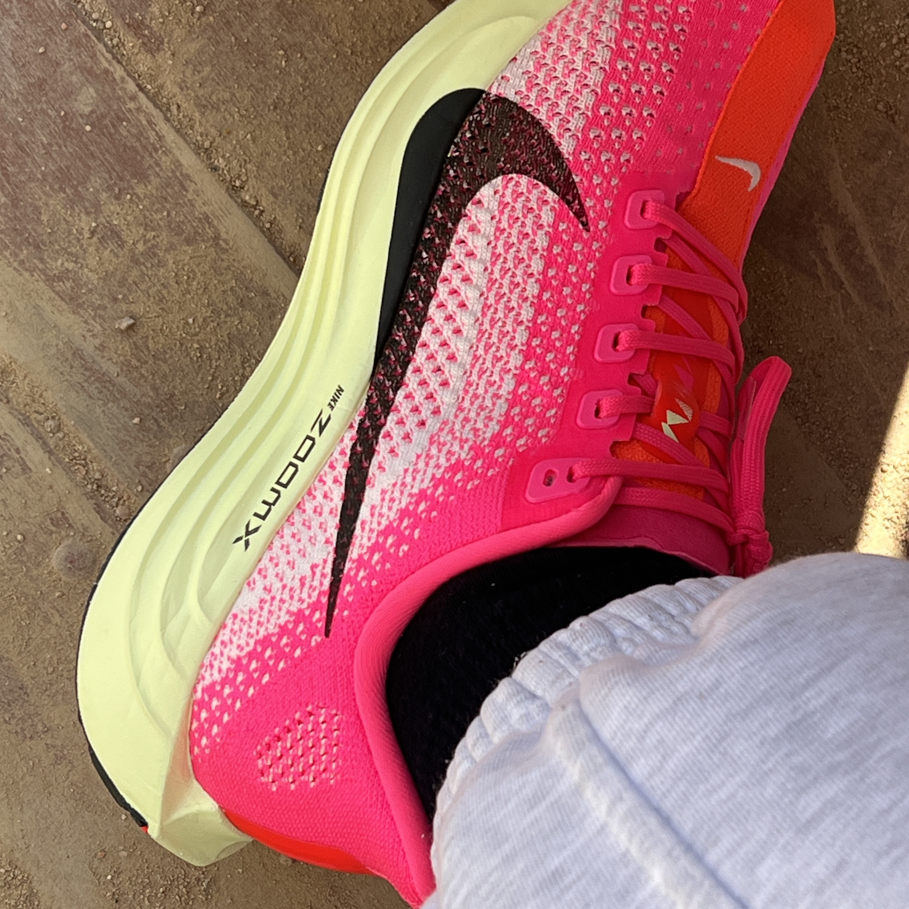 (W) Nike Pegasus Plus Hyper Pink Barely Volt 착용 스타일 - 1