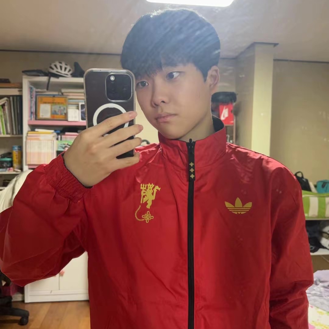 Adidas Manchester United Cultural Story Reversible Jacket Blac Better Scarlet - US Sizing (Non Marking Ver.) 착용 스타일 - 2