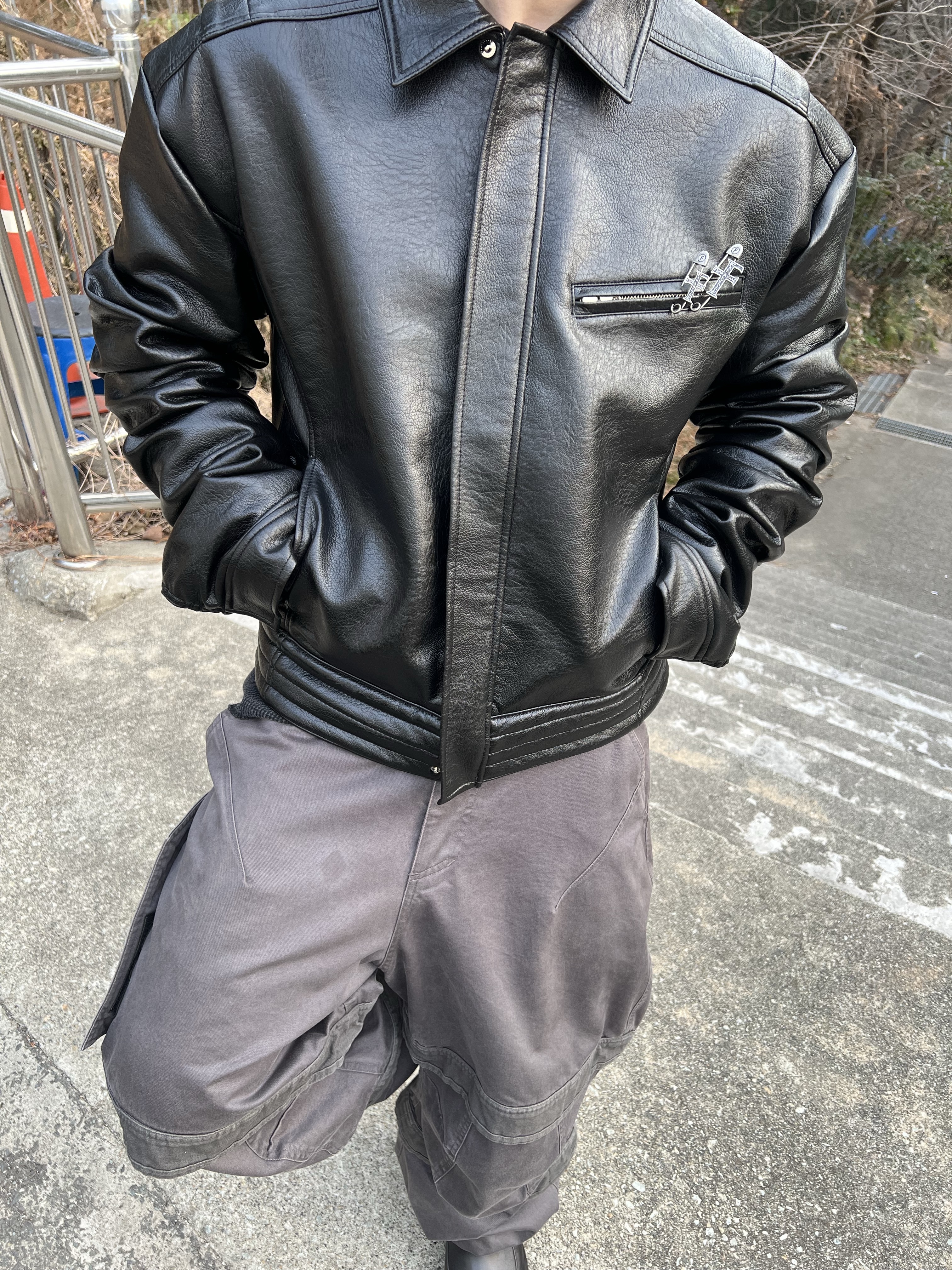 Farfromwhat Far Layered Work Pants Charcoal 착용 스타일 - 1