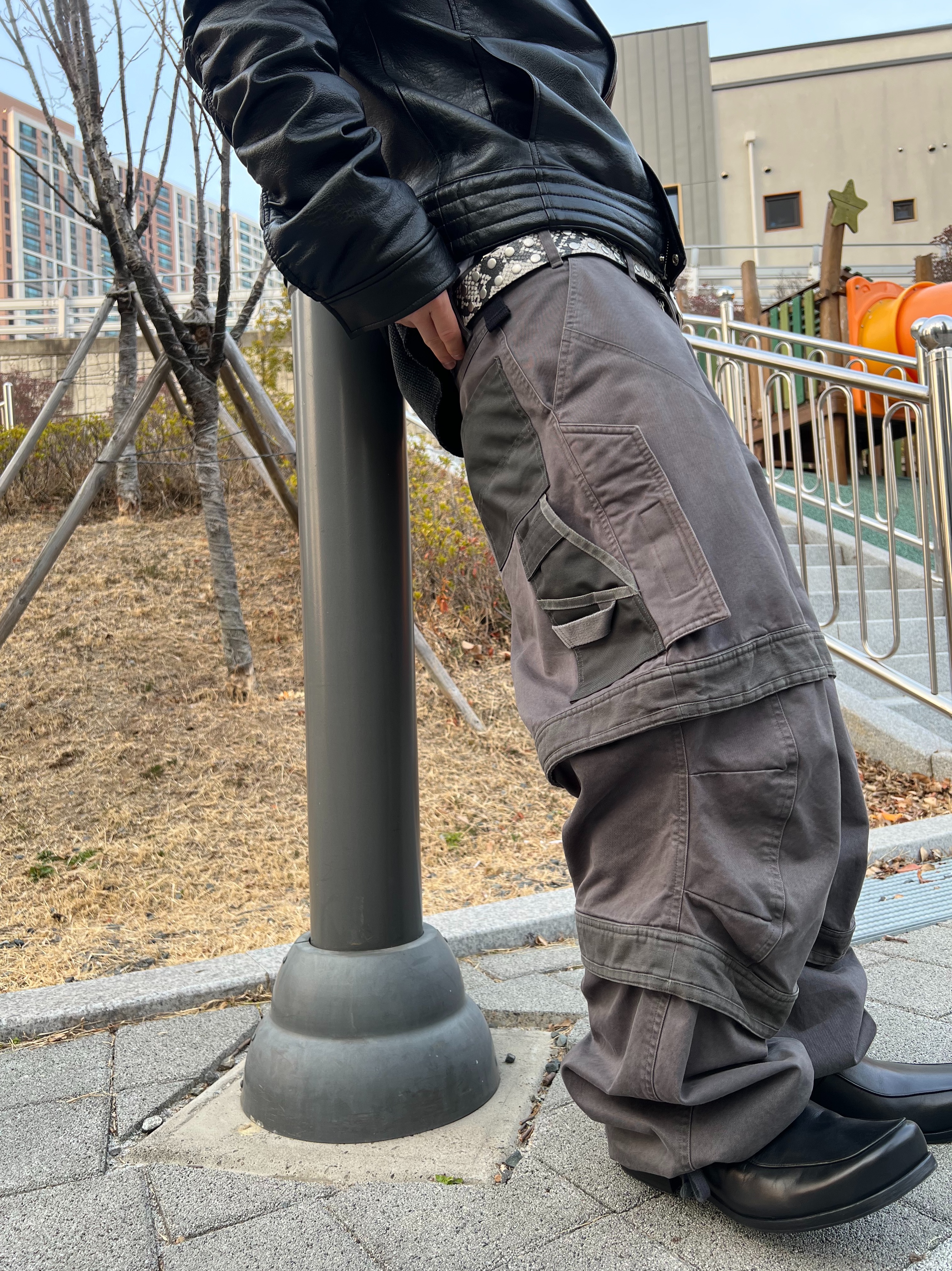 Farfromwhat Far Layered Work Pants Charcoal 착용 스타일 - 4