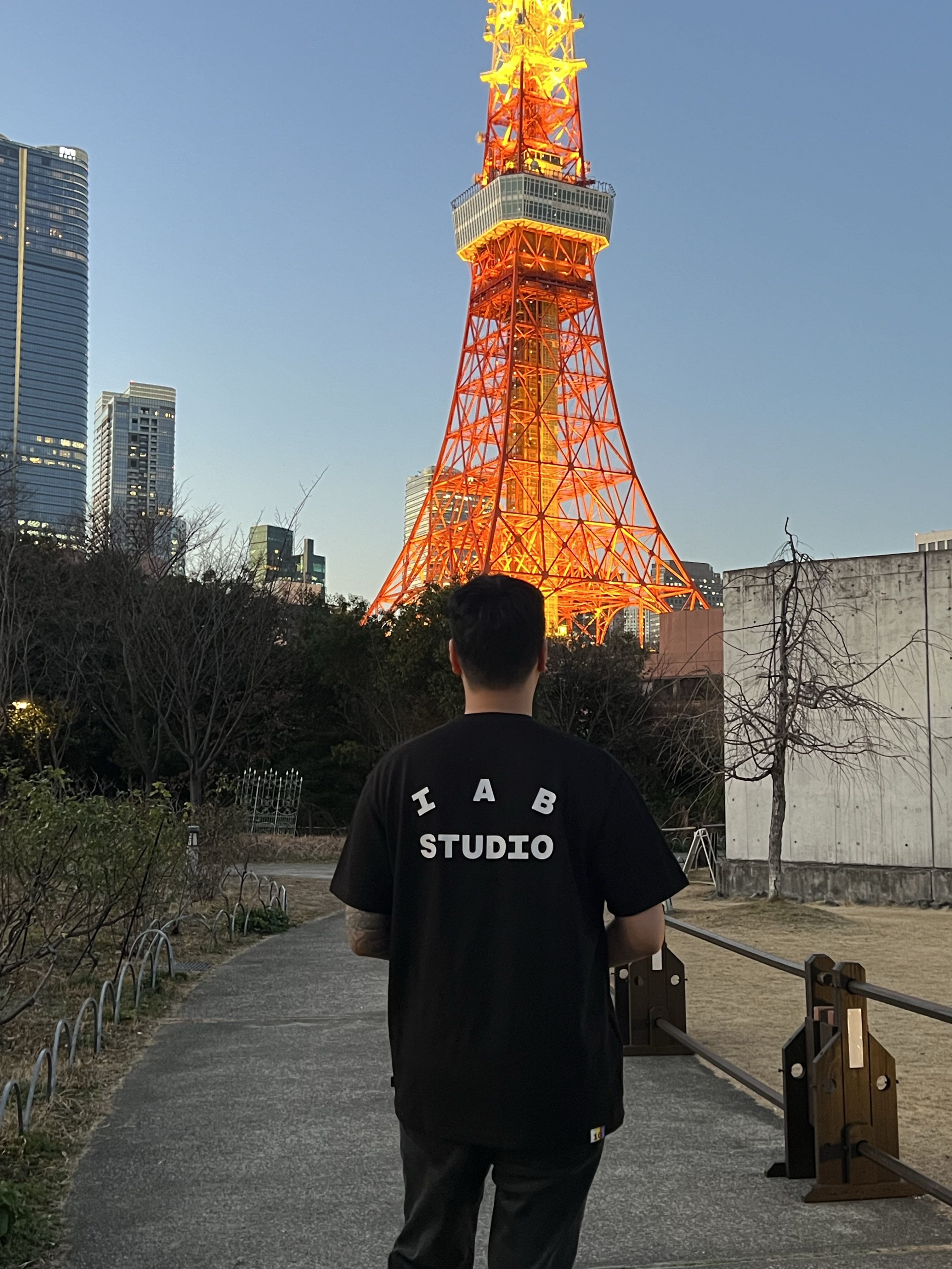 IAB Studio 10th Anniversary T-Shirts Pack White & Black (2 Pack), The North Face Big Shot Jet Black 착용 스타일 - 1