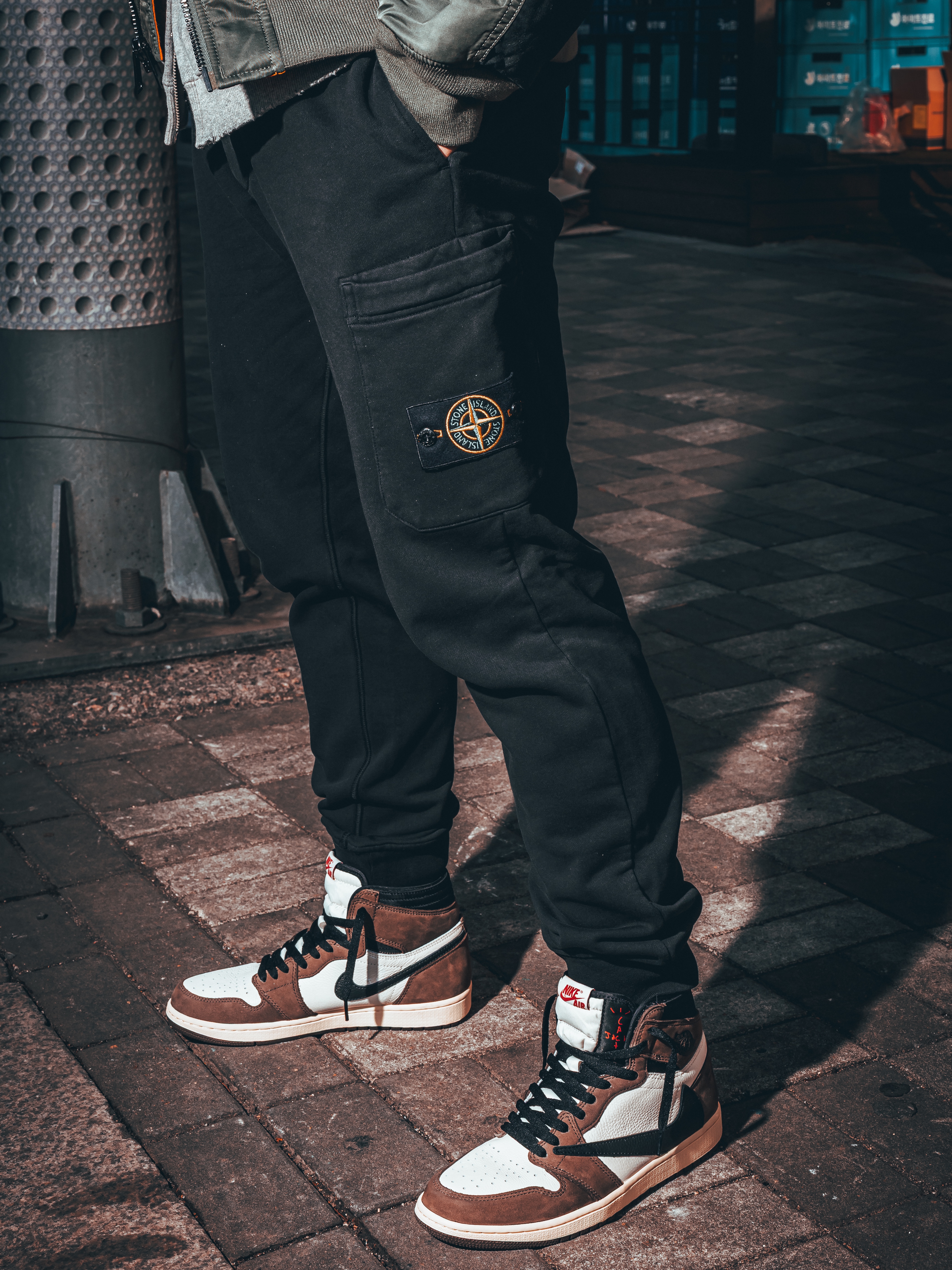 Jordan 1 x Travis Scott Retro High OG SP Mocha, Stone Island 64551 Cotton Fleece Cargo Pants Black - 22SS 착용 스타일