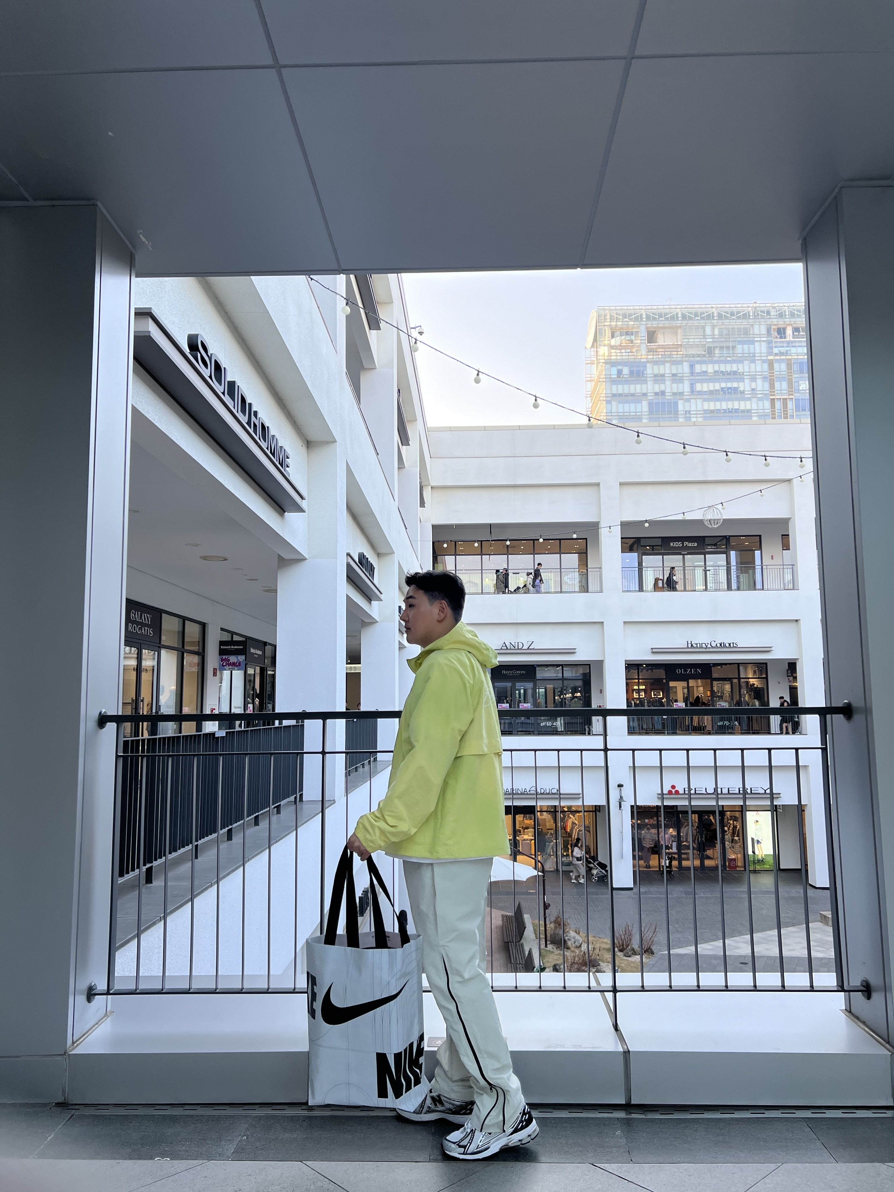 Stussy Wave Dye Beach Shell Jacket Lime, New Balance 1906R Silver Metallic Black 착용 스타일 - 3