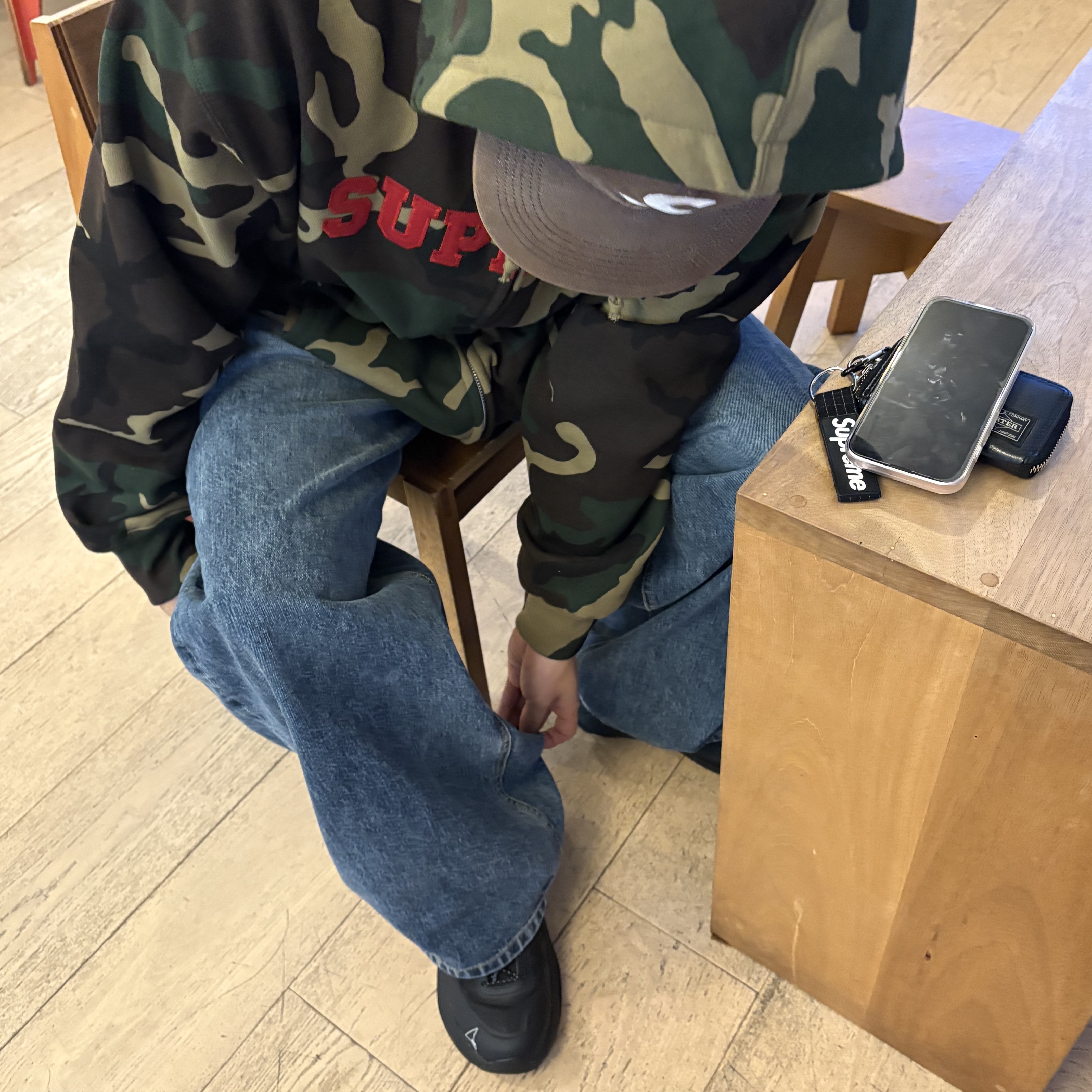 Supreme Collegiate Applique Zip Up Hooded Sweatshirt Woodland Camo - 25FW, Supreme Cordura Denim S Logo 6-Panel Brown - 25SS 착용 스타일