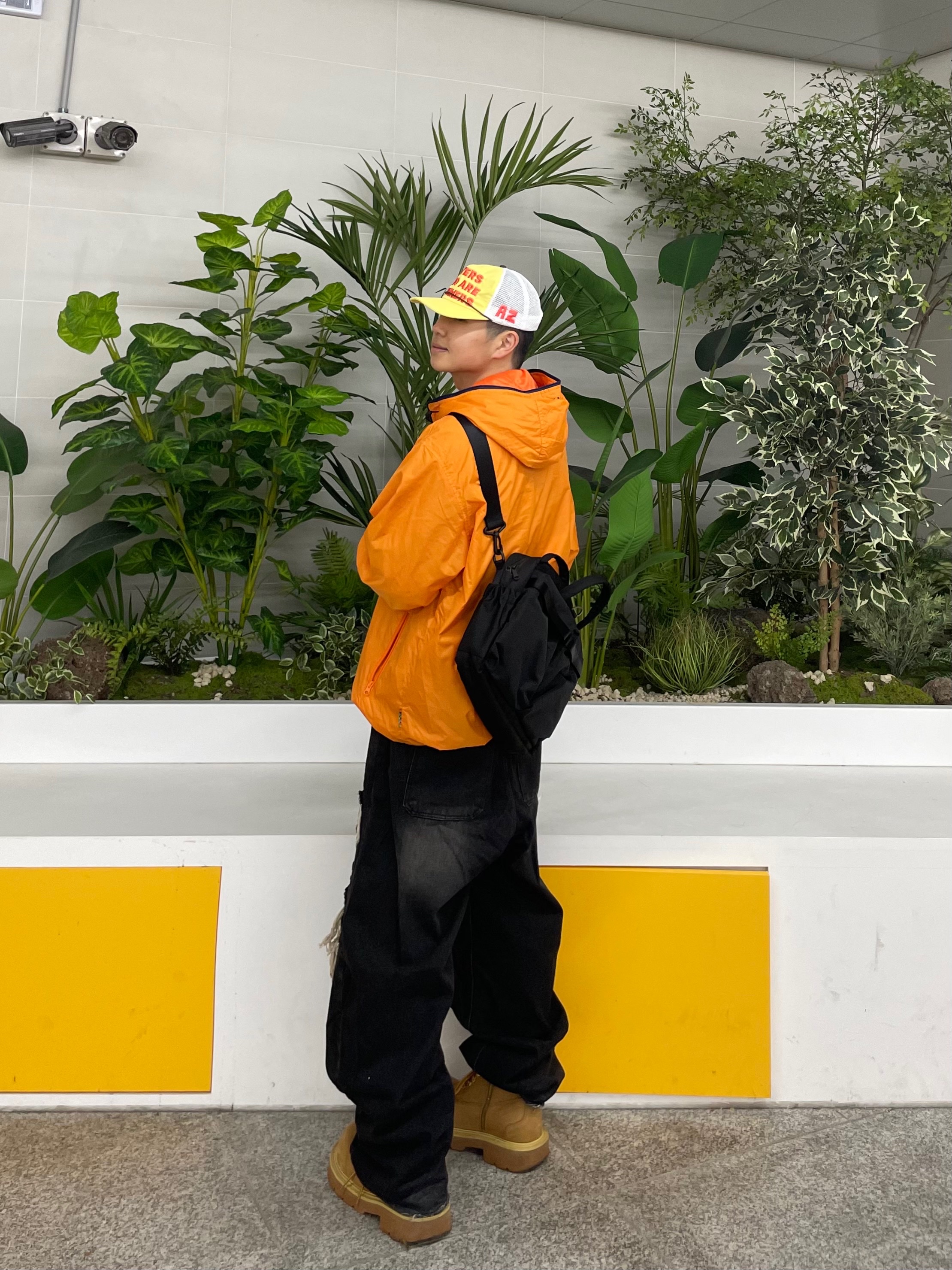 Alex Zono Lovers Who Are Runners Trucker Hat Yellow 착용 스타일 - 6