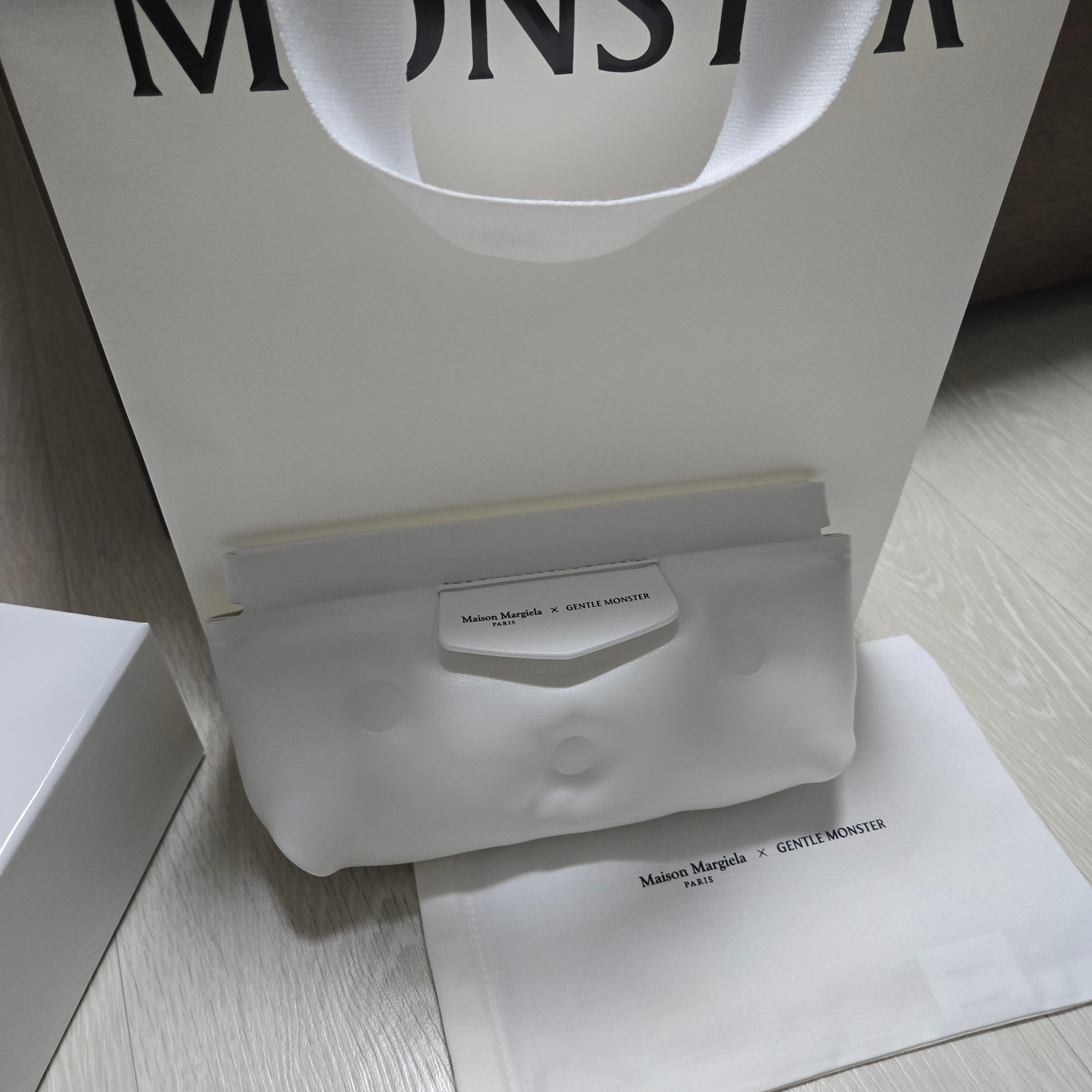 Gentle Monster x Maison Margiela MM212 Black Clear 착용 스타일 - 2