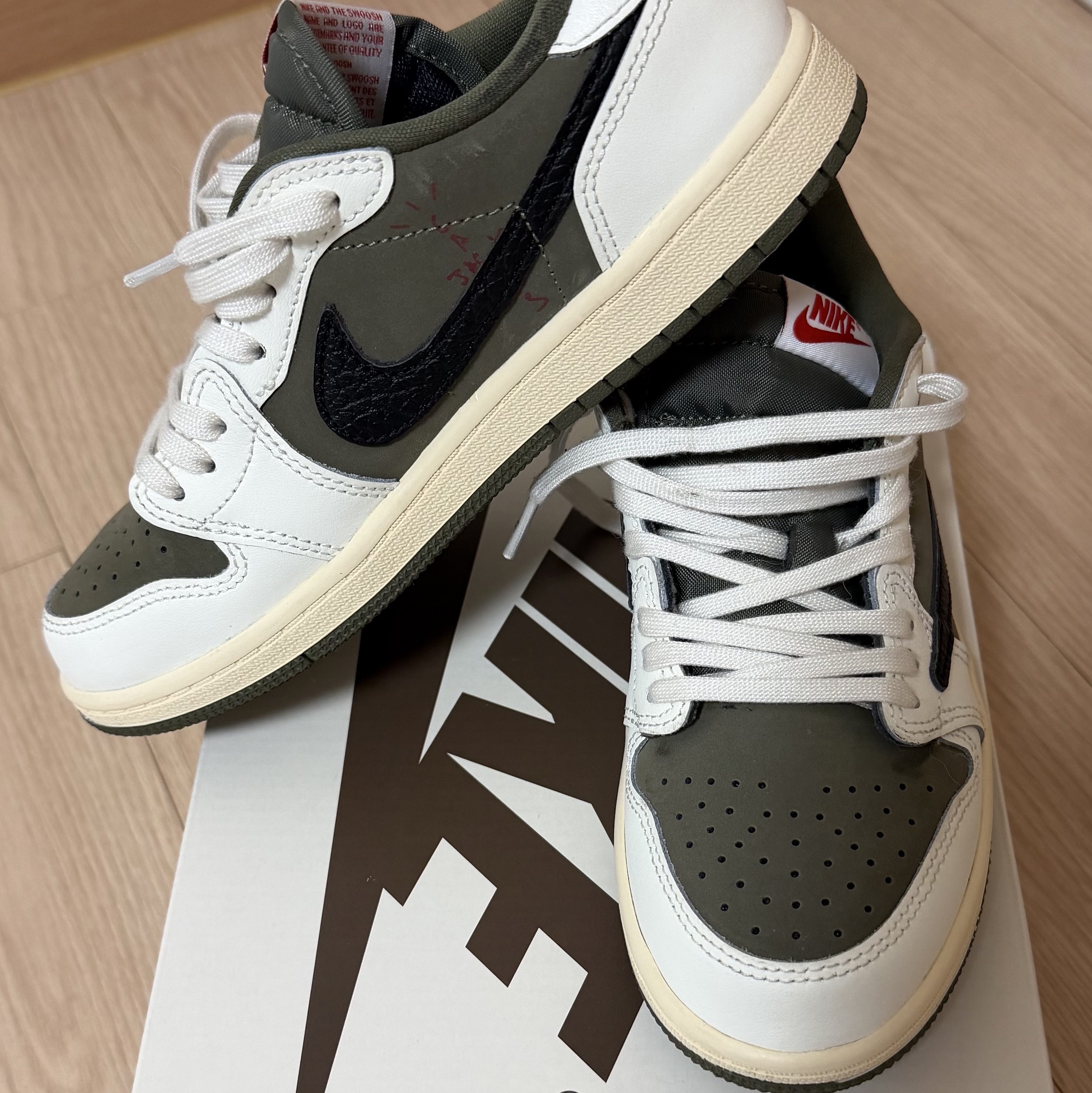 (PS) Jordan 1 x Travis Scott Retro Low OG SP Reverse Olive 착용 스타일 - 4