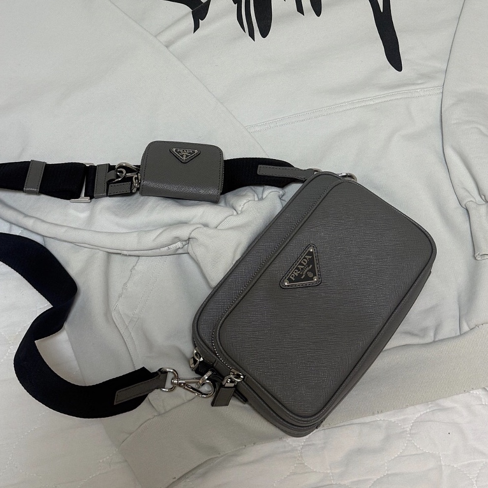 Prada Saffiano Leather Shoulder Bag Marble Gray 착용 스타일 - 2