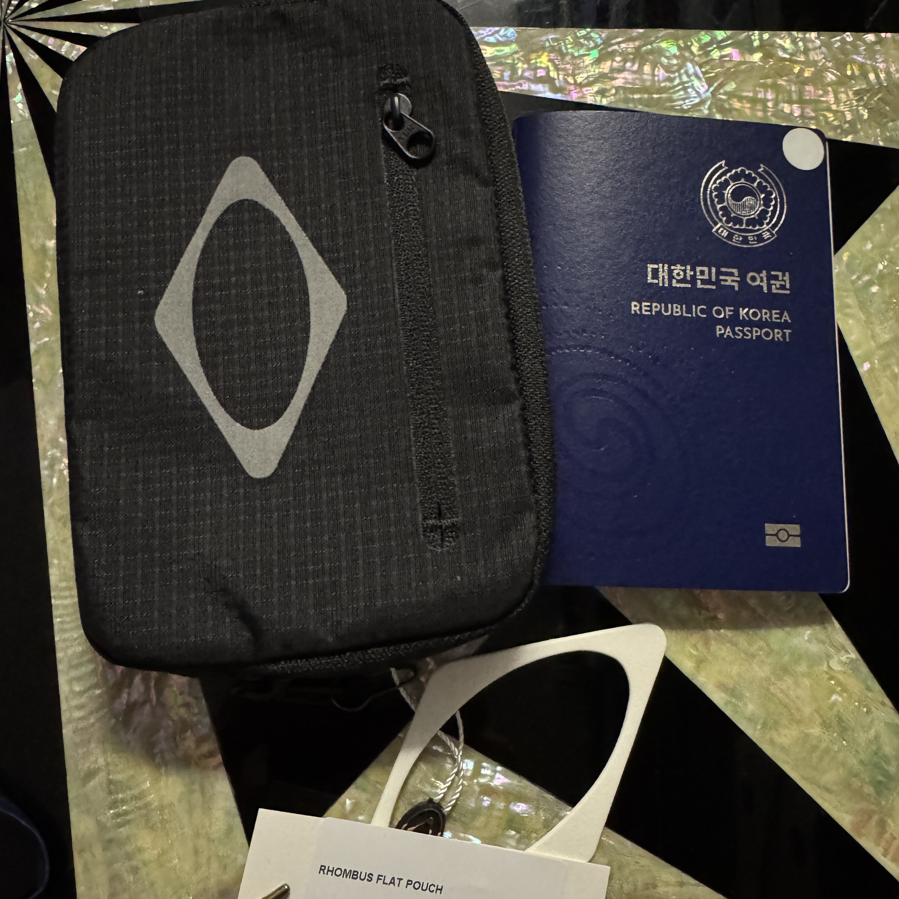 Mischief Rhombus Flat Pouch Black 착용 스타일 - 2
