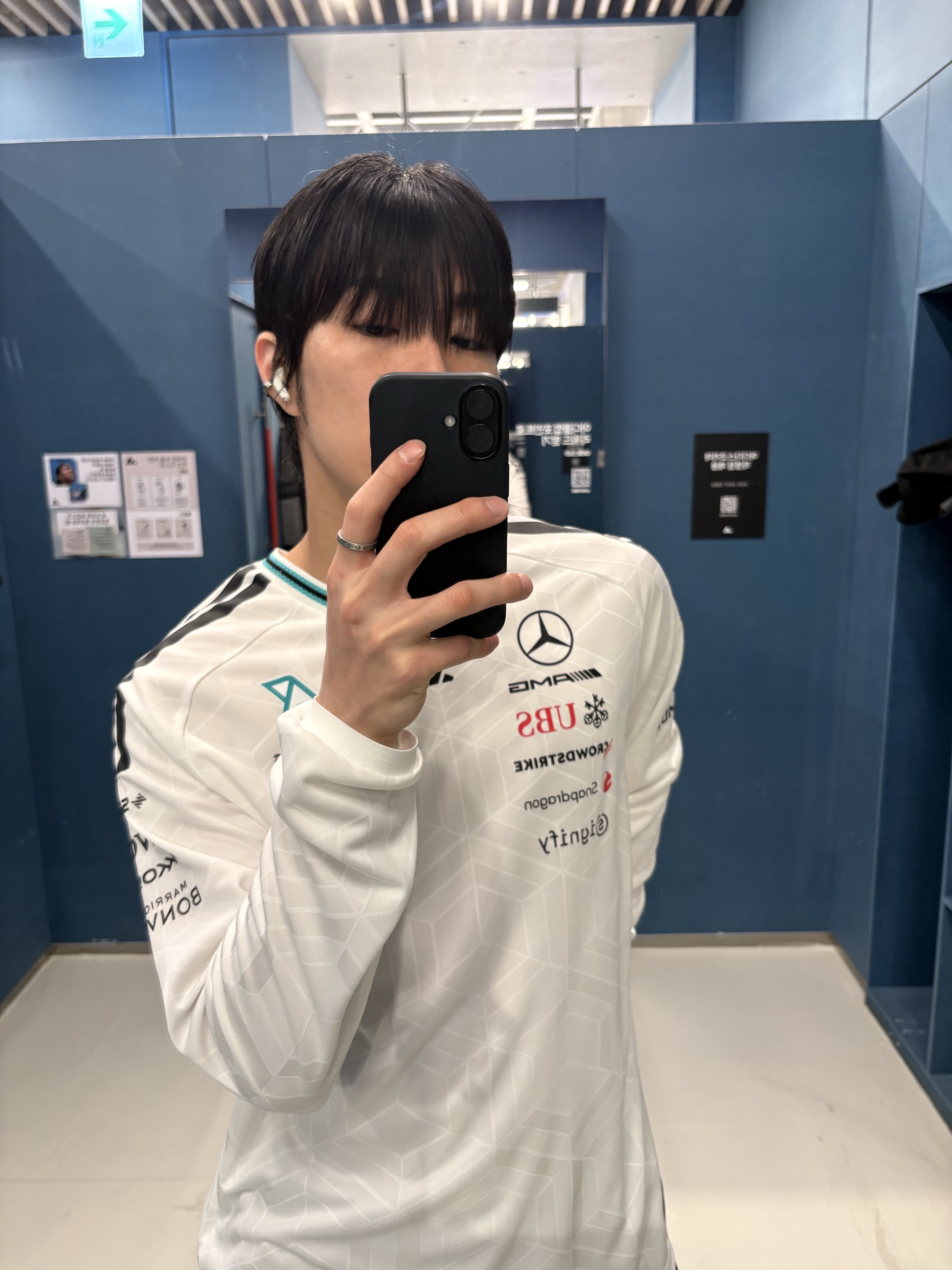 Adidas x Mercedes AMG Petronas F1 Team Driver Jersey Authentic Long Sleeve White - US Sizing (Non Marking Ver.), Adidas x Mercedes AMG Petronas F1 Team Driver Jersey Authentic Long Sleeve White - KR Sizing (Non Marking Ver.) 착용 스타일 - 3