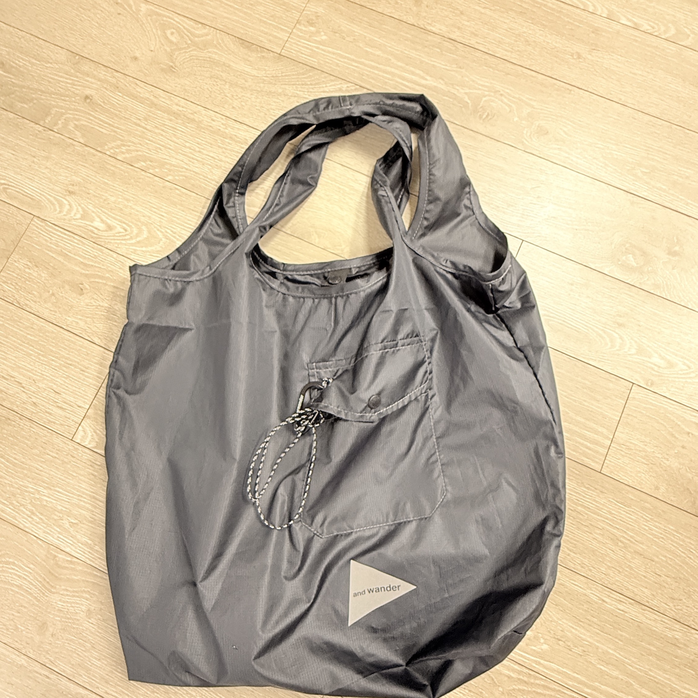 And Wander Grocery Bag Black 착용 스타일
