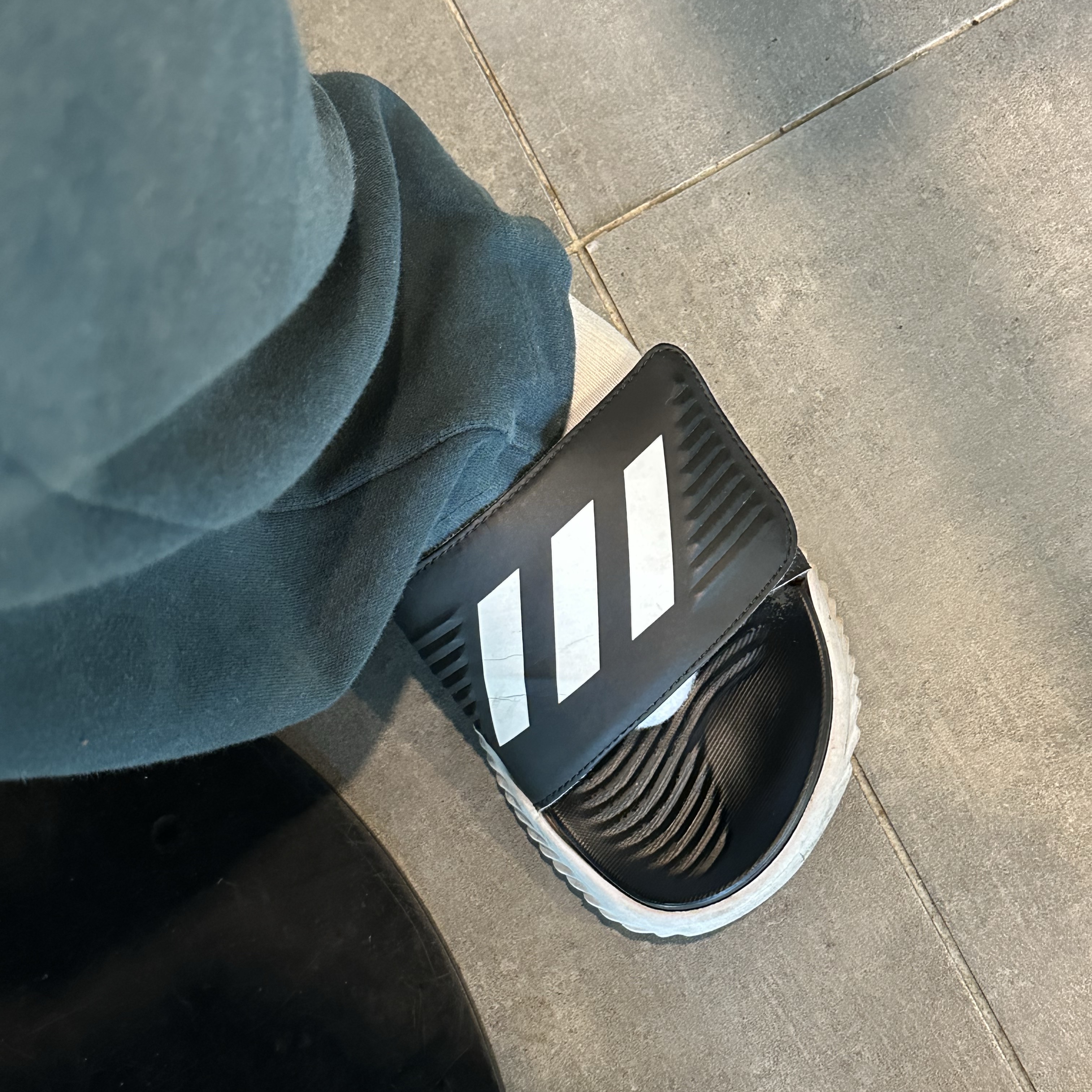Adidas Alphabounce Slide Core Black Cloud White 착용 스타일