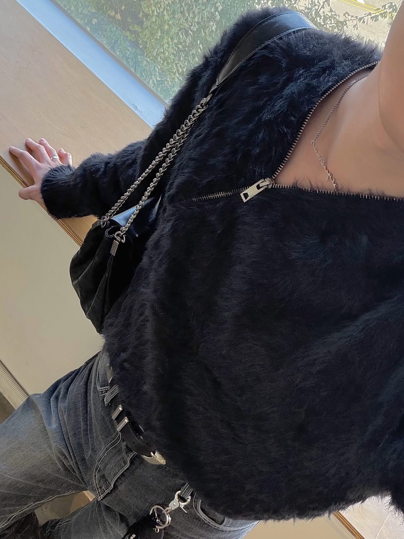 Zara Rock Style Flap Shoulder Bag Black, Jacquemus La Chaine Signature Logo Chain Necklace Silver 착용 스타일 - 4