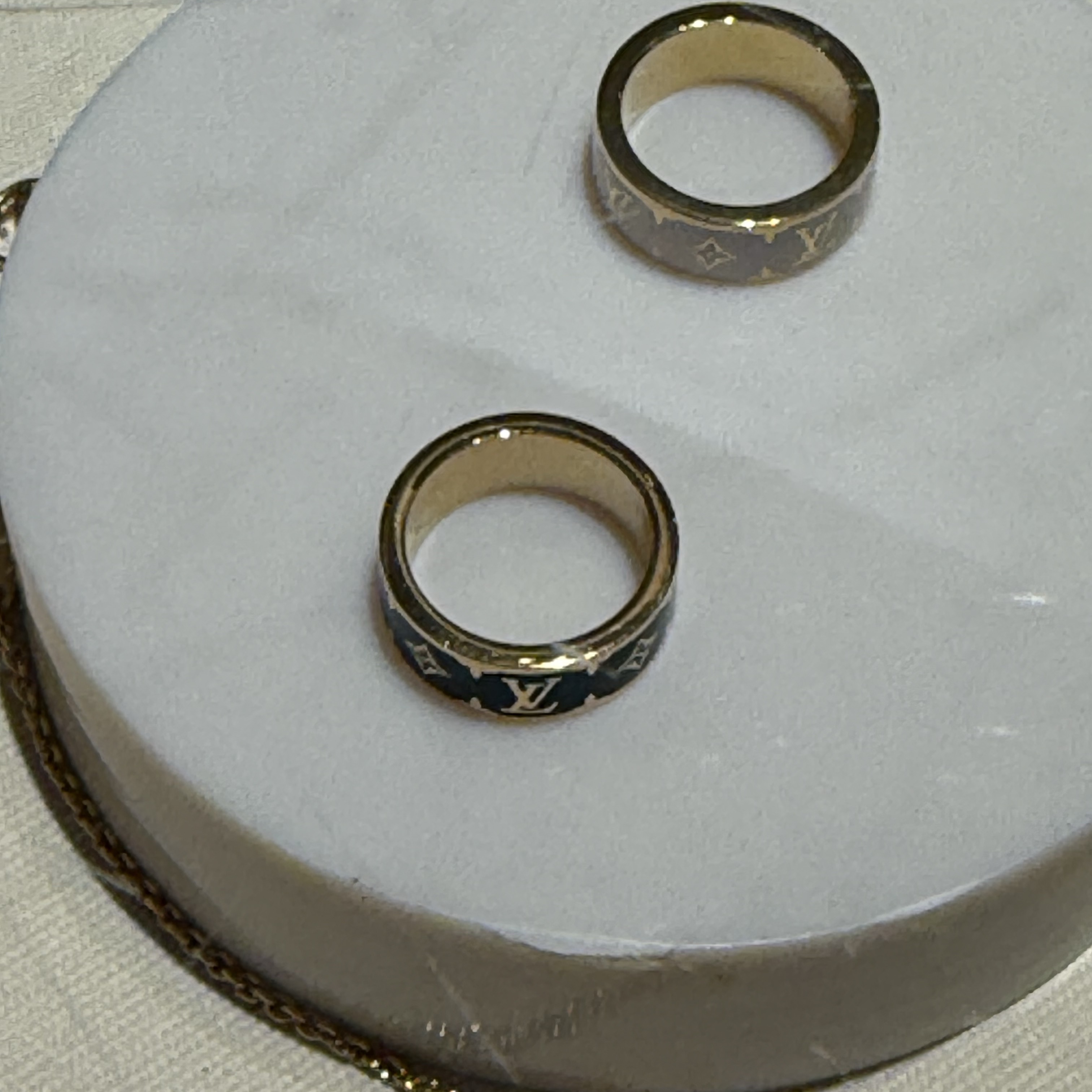 (W) Louis Vuitton Nanogram Enamel Ring S00 Gold 착용 스타일 - 2