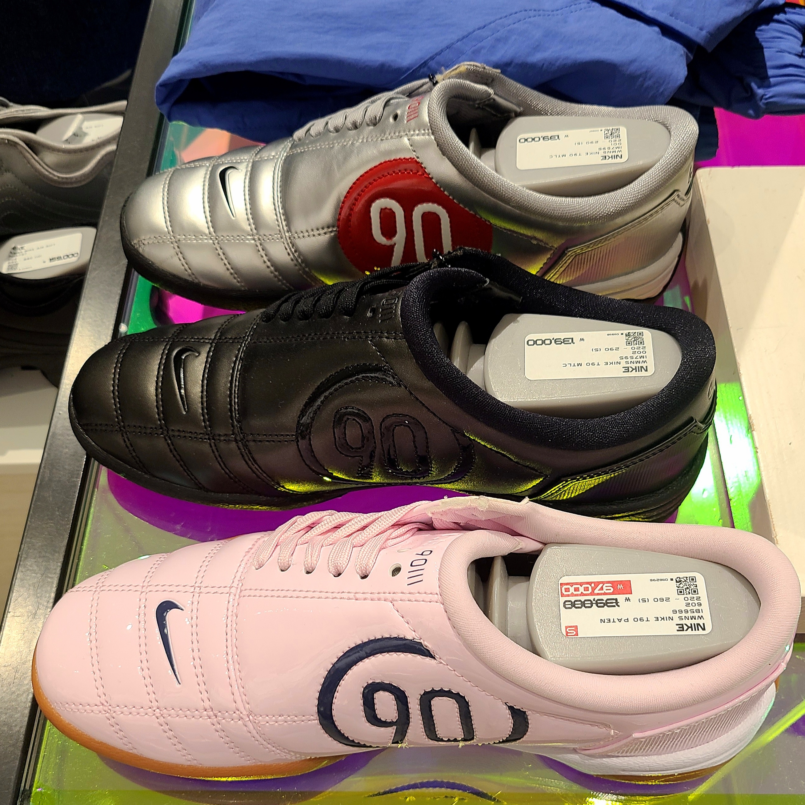 (W) Nike Total 90 Metallic Silver University Red, (W) Nike Total 90 Black Anthracite 착용 스타일
