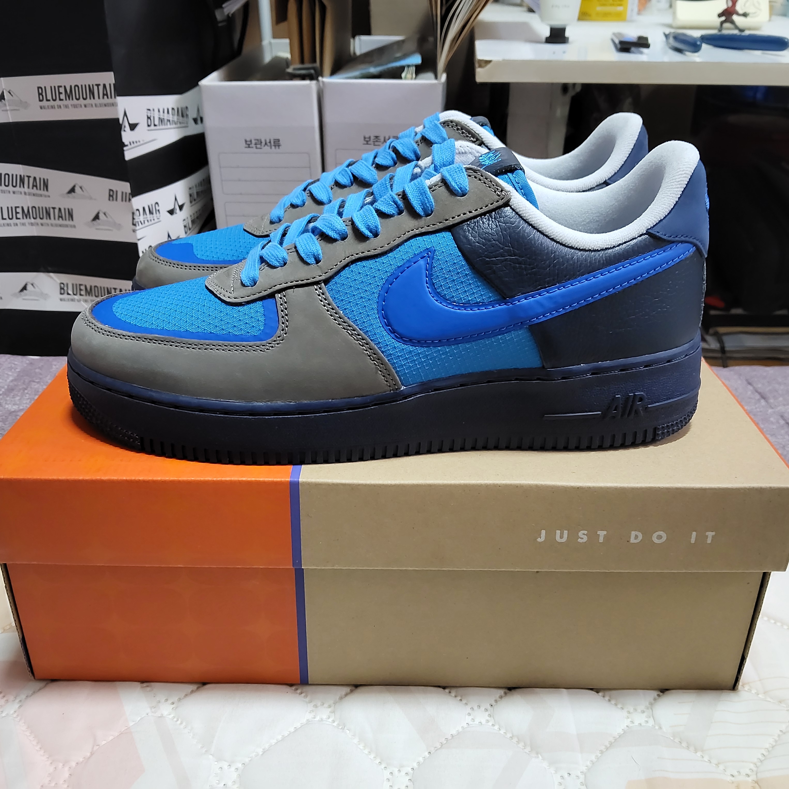Nike x Stash Air Force 1 Low SP Soft Grey and Harbor Blue 2024 착용 스타일 - 1