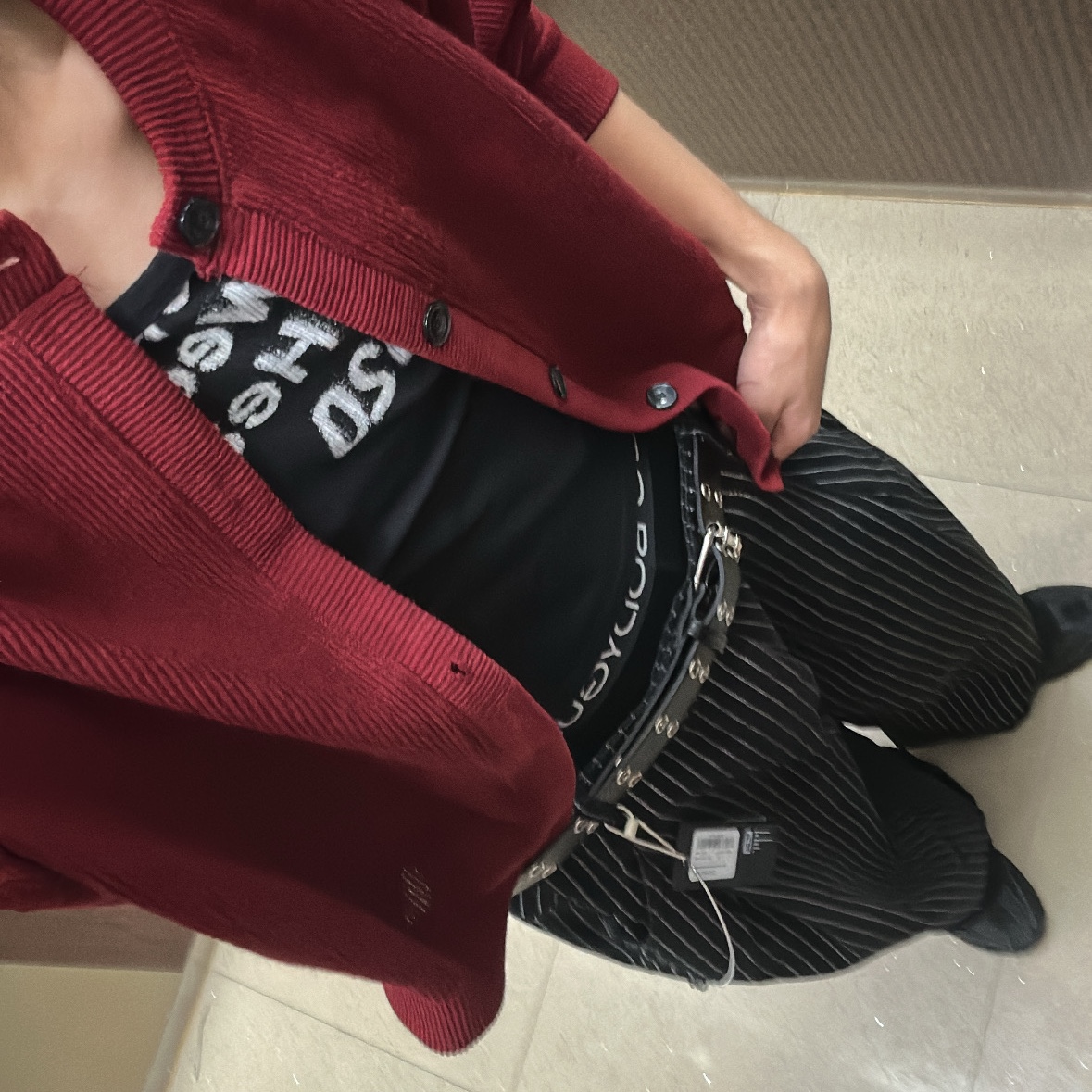 Adidas Tobacco Gruen Collegiate Burgundy, (W) Nike Shox R4 Black 착용 스타일 - 2