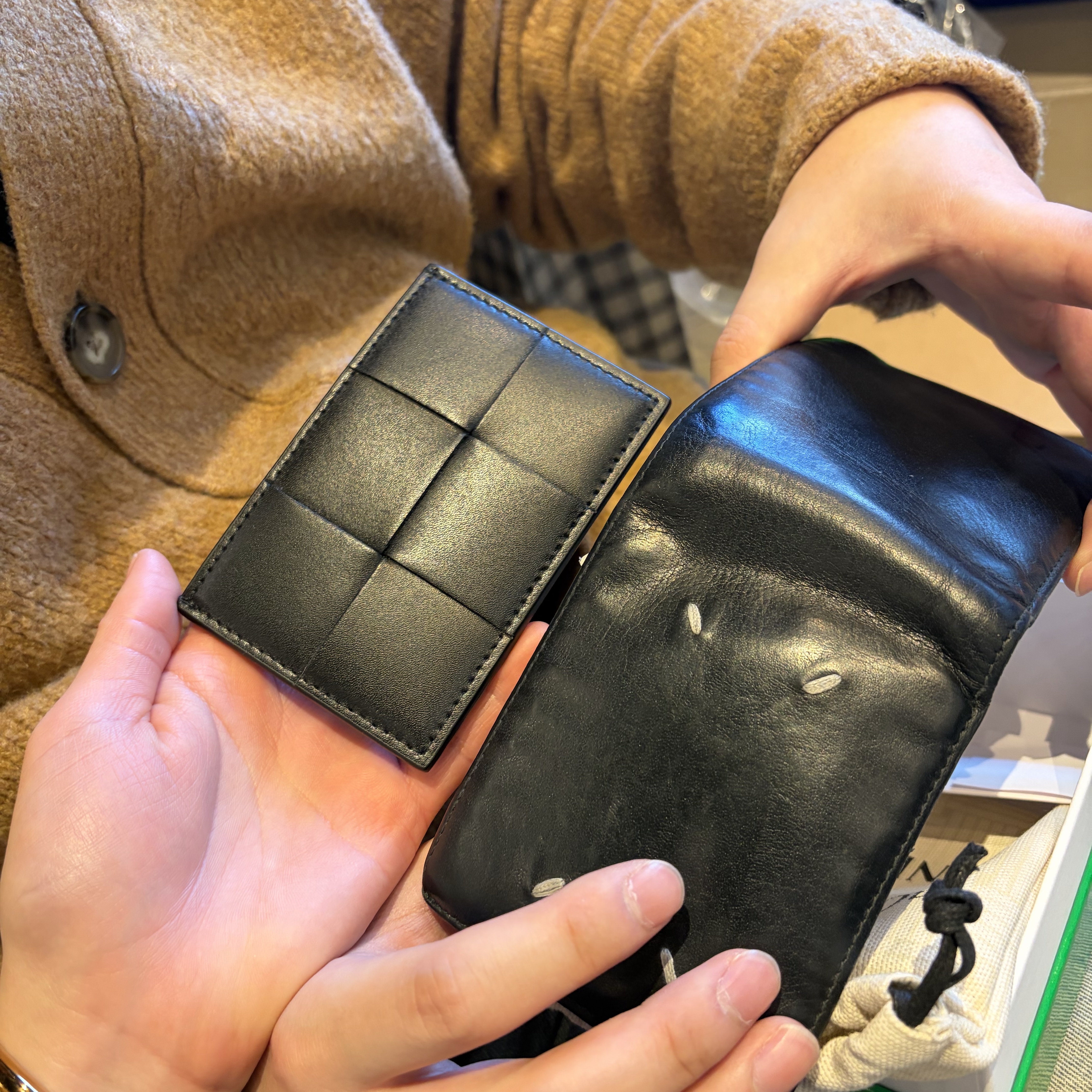 Bottega Veneta Credit Card Case Calfskin Black 착용 스타일
