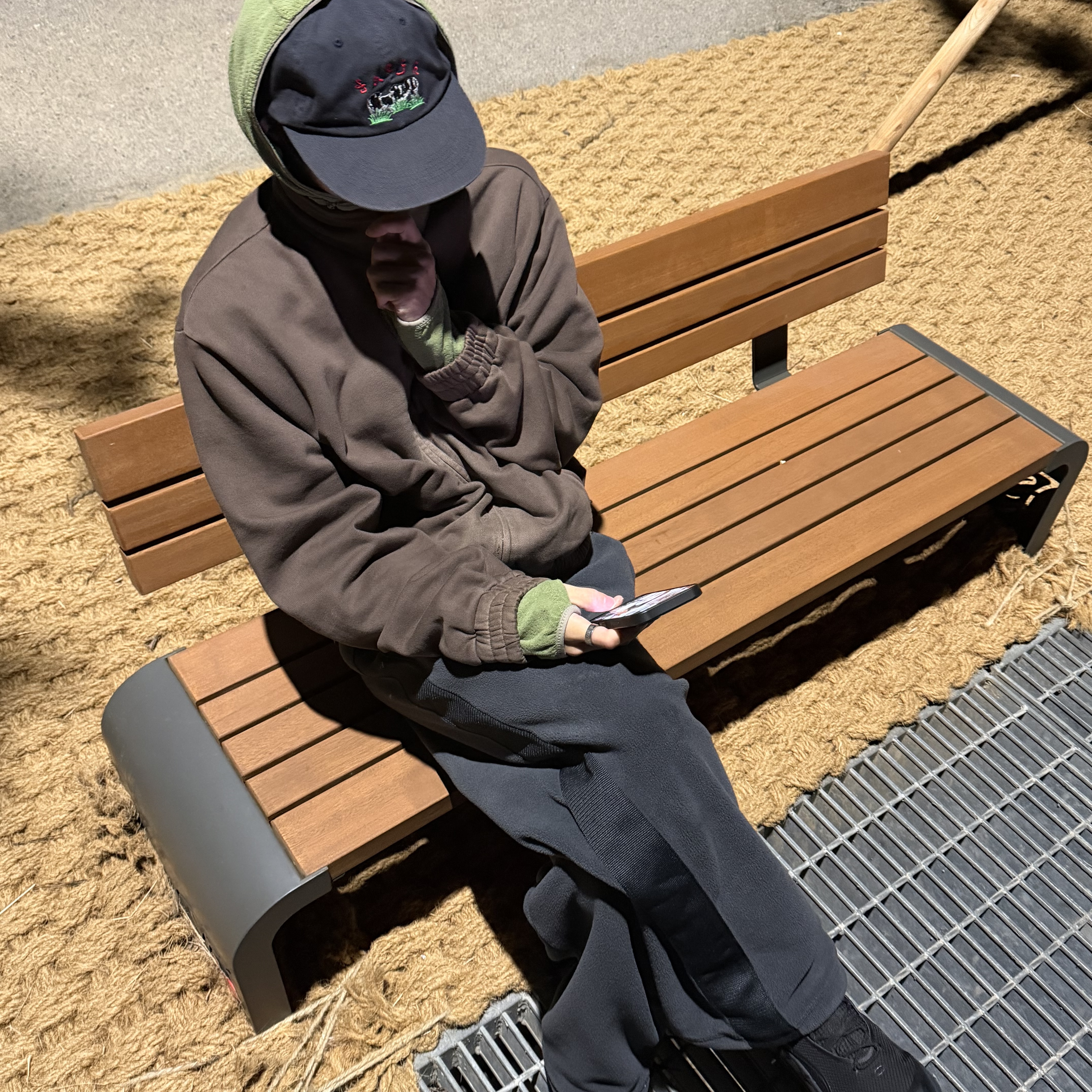 Uniqlo x Needles Fleece Wide Pants Dark Gray - KR, Oakley Light Shield Triple Black 착용 스타일
