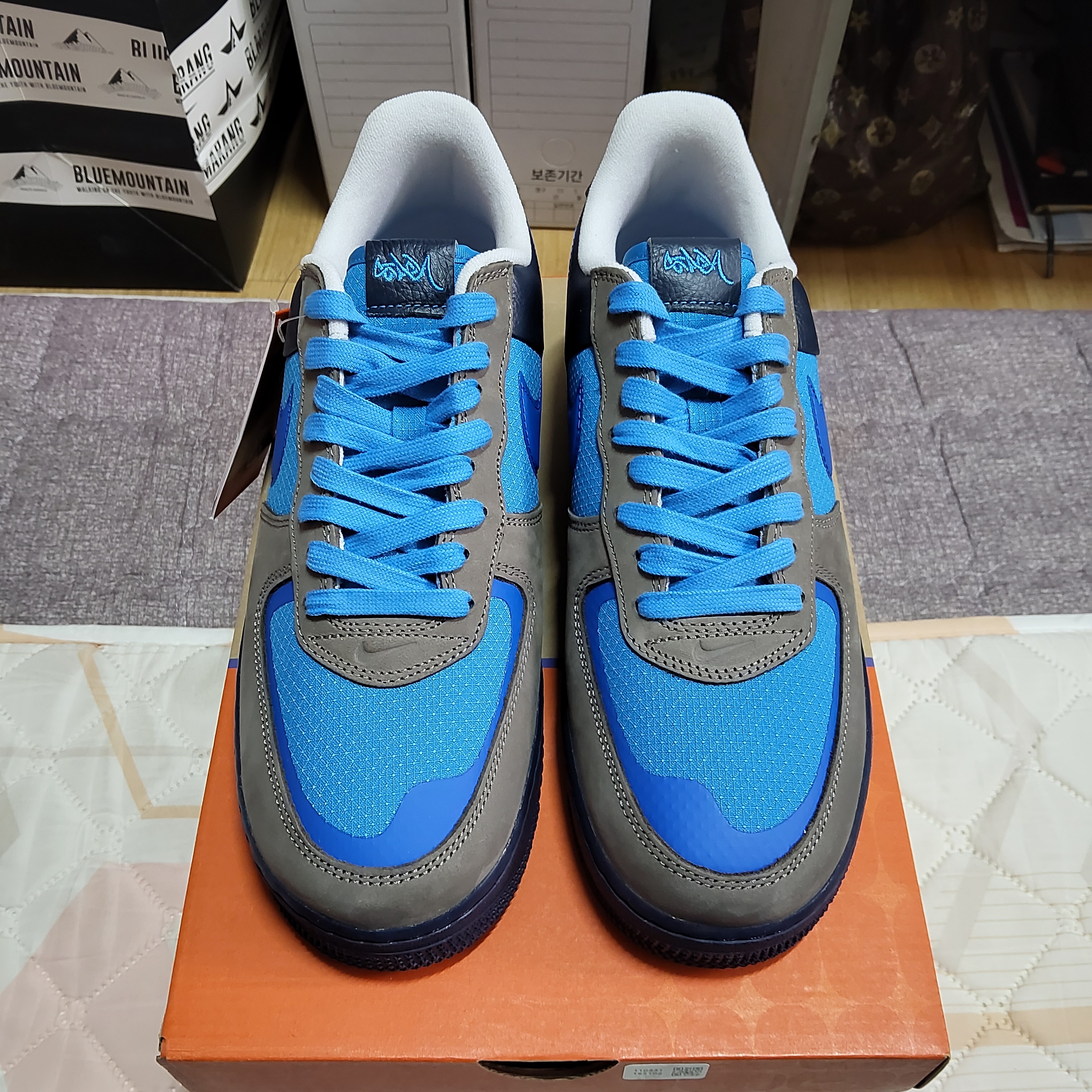 Nike x Stash Air Force 1 Low SP Soft Grey and Harbor Blue 2024 착용 스타일 - 2