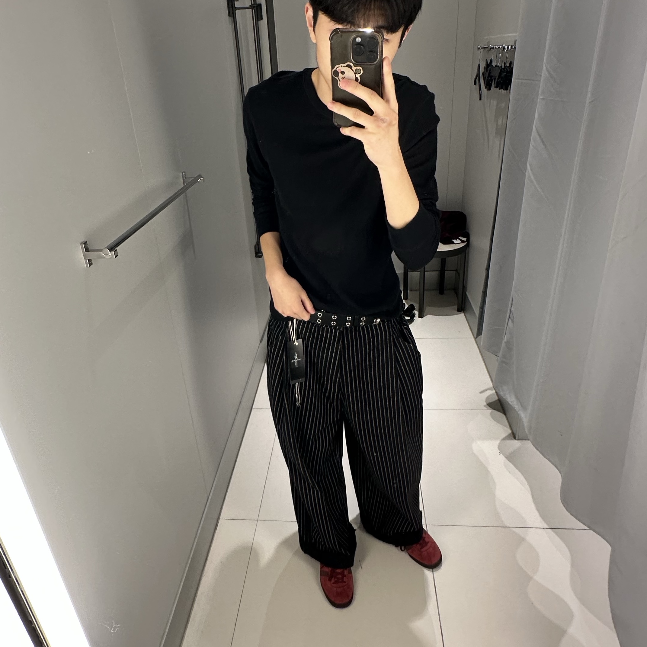 Adidas Tobacco Gruen Collegiate Burgundy, (W) Nike Shox R4 Black 착용 스타일 - 1