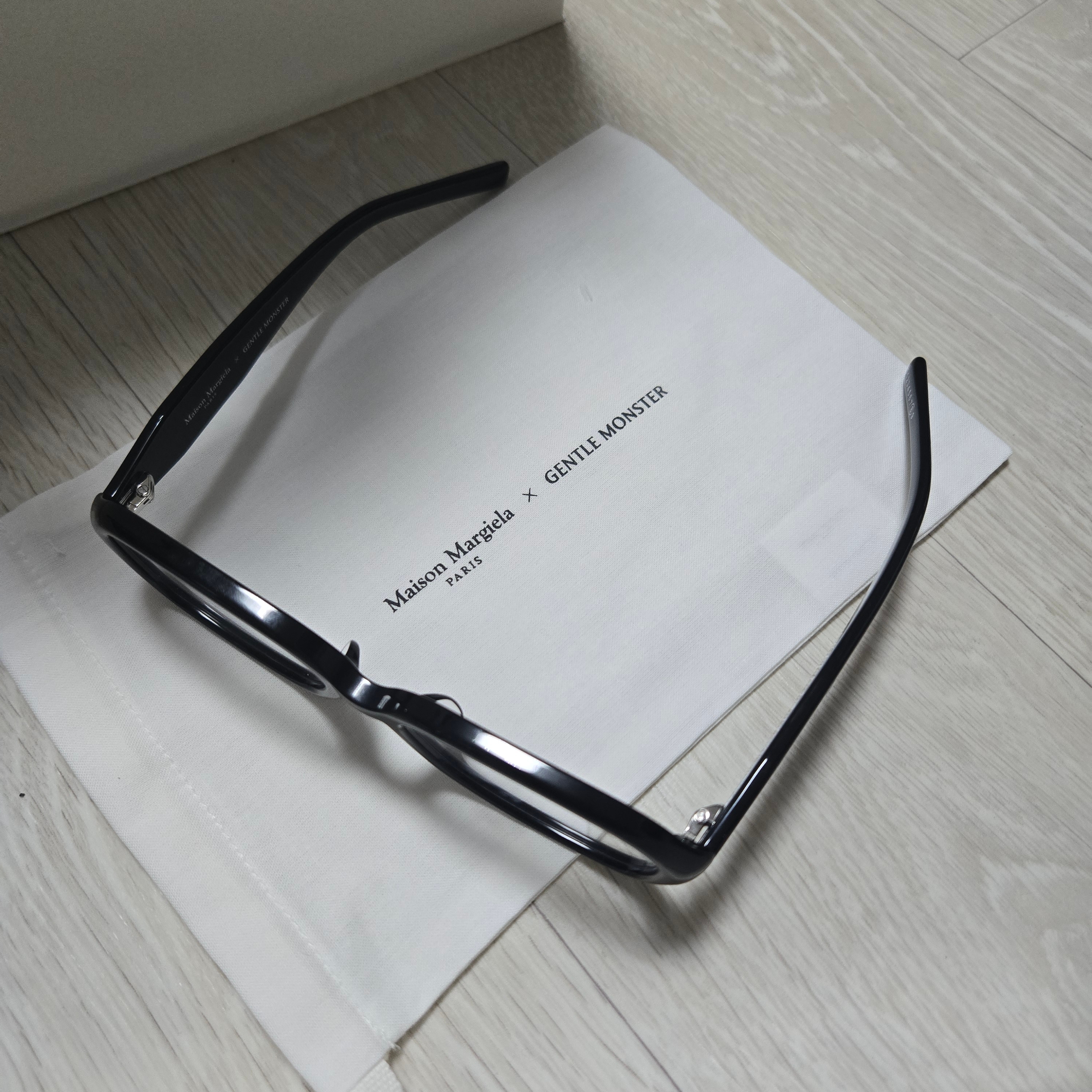 Gentle Monster x Maison Margiela MM212 Black Clear 착용 스타일 - 7