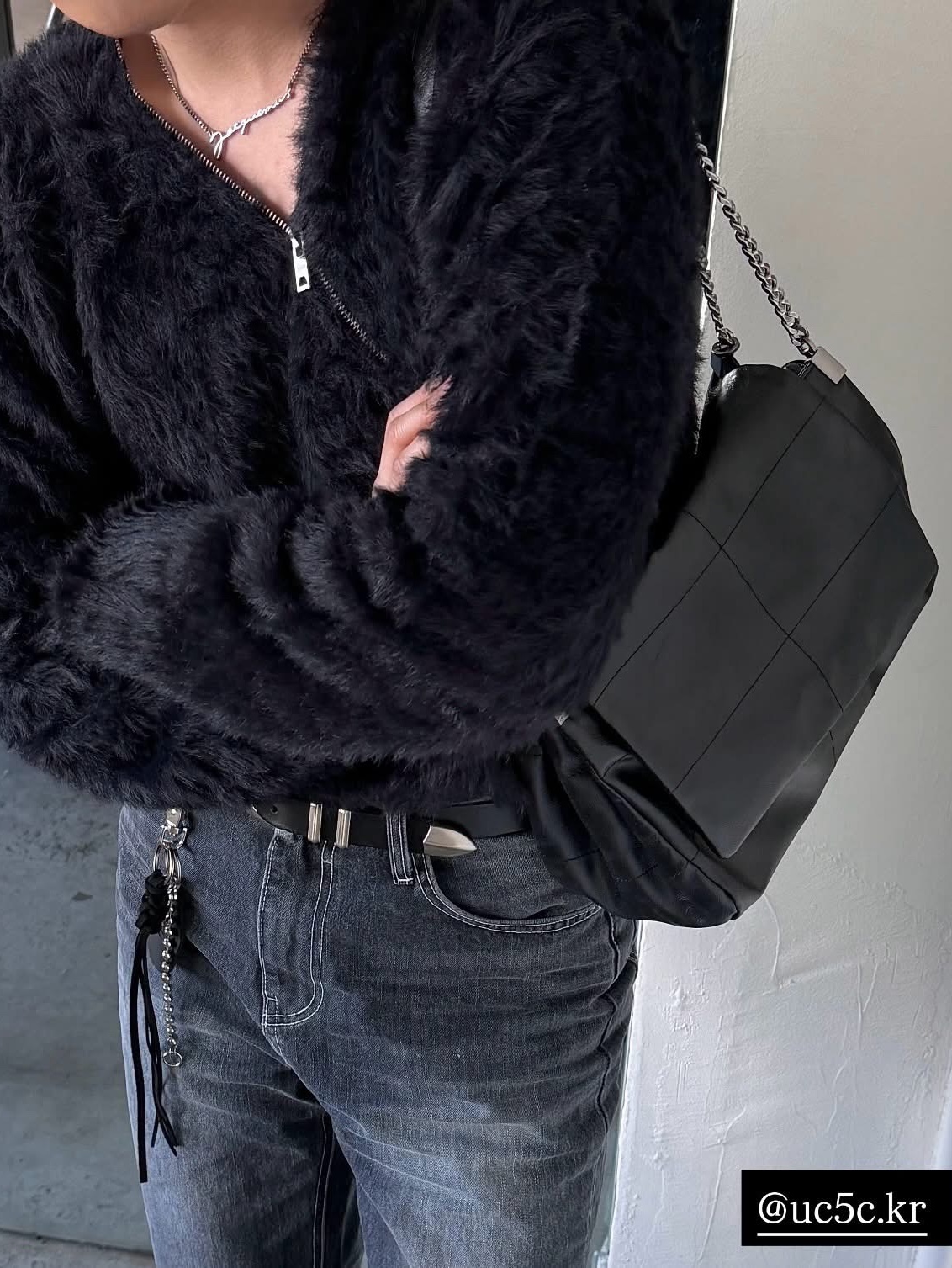 Zara Rock Style Flap Shoulder Bag Black, Jacquemus La Chaine Signature Logo Chain Necklace Silver 착용 스타일 - 8