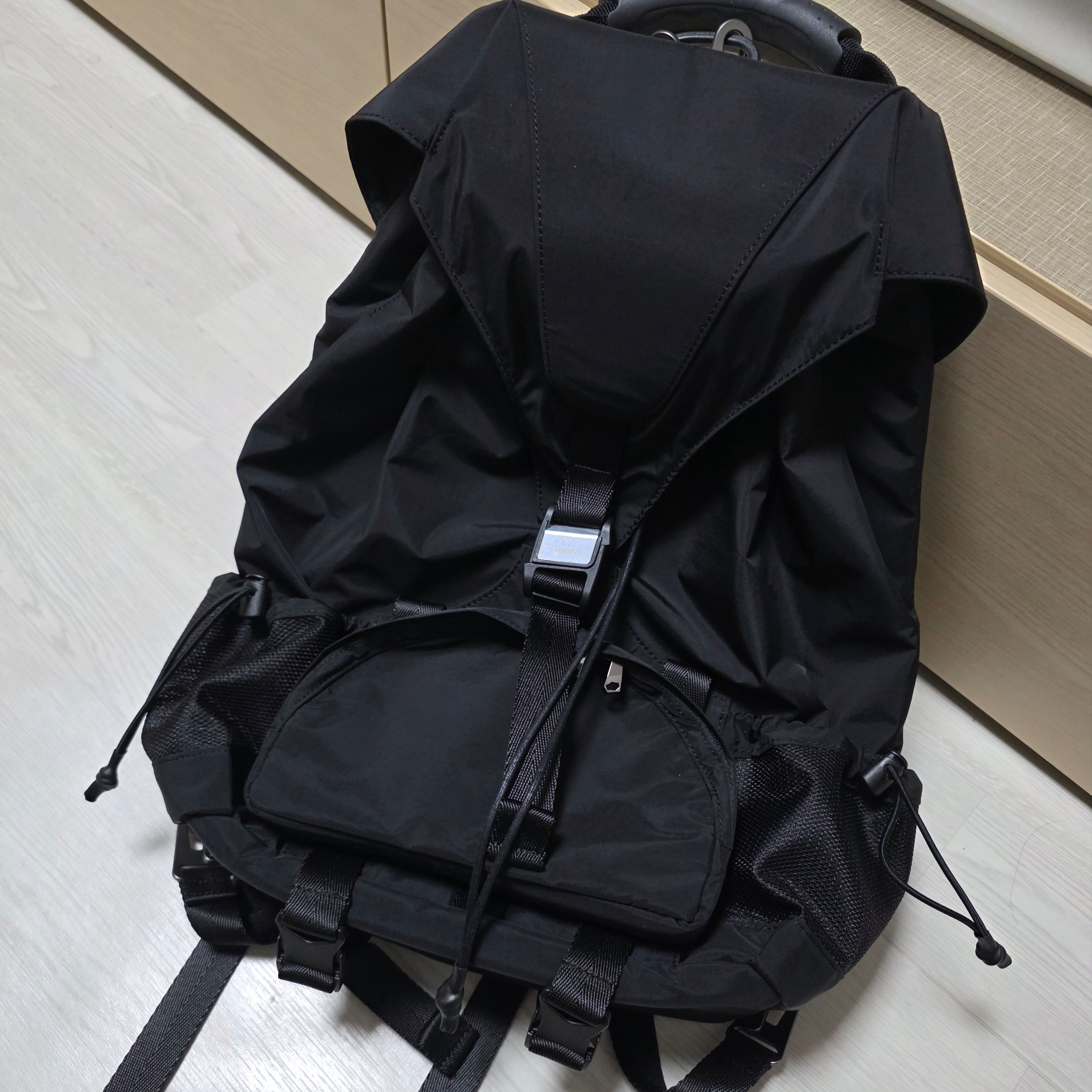 Ader Error Badin Backpack Noir 착용 스타일