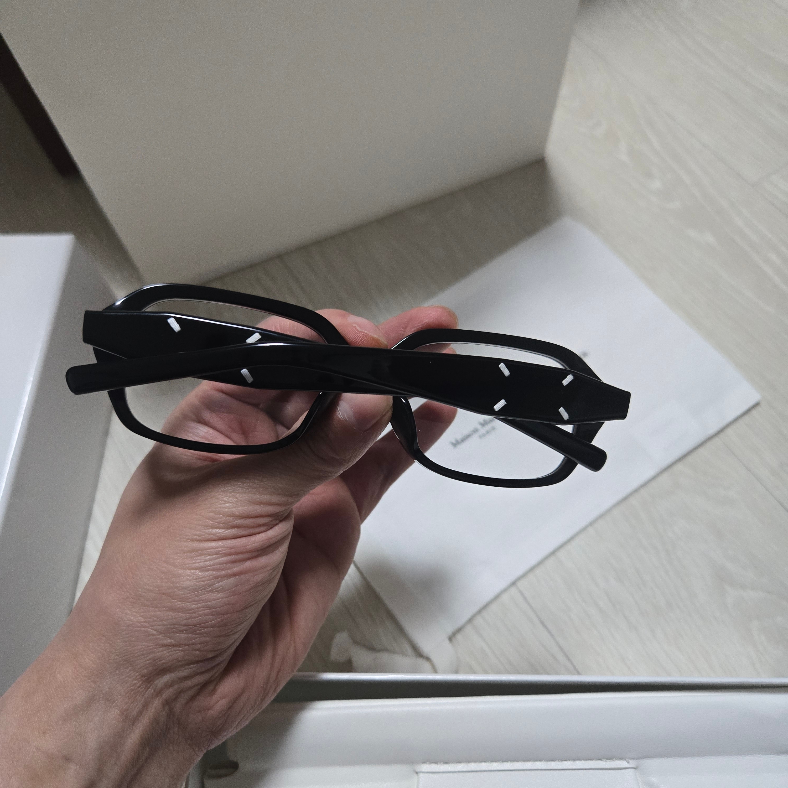 Gentle Monster x Maison Margiela MM212 Black Clear 착용 스타일 - 1