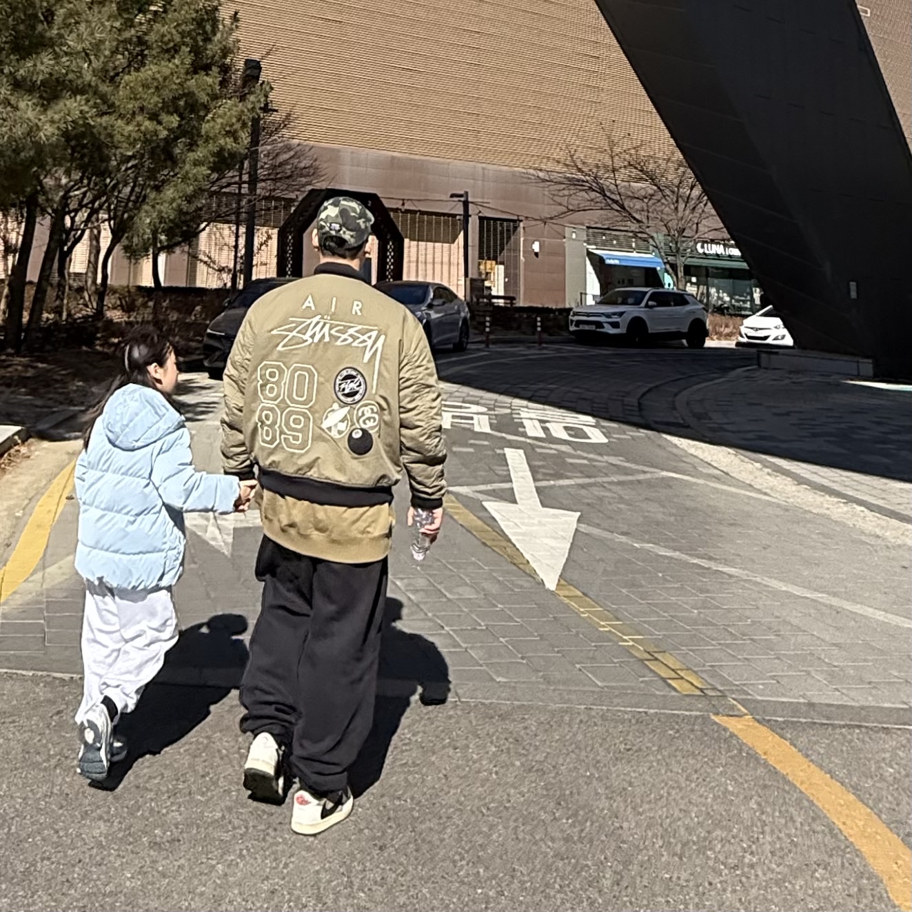 Jordan 1 x Travis Scott Retro Low OG SP Reverse Olive, Nike x Stussy Reversible Jacket Medium Olive (FJ9153-222) 착용 스타일