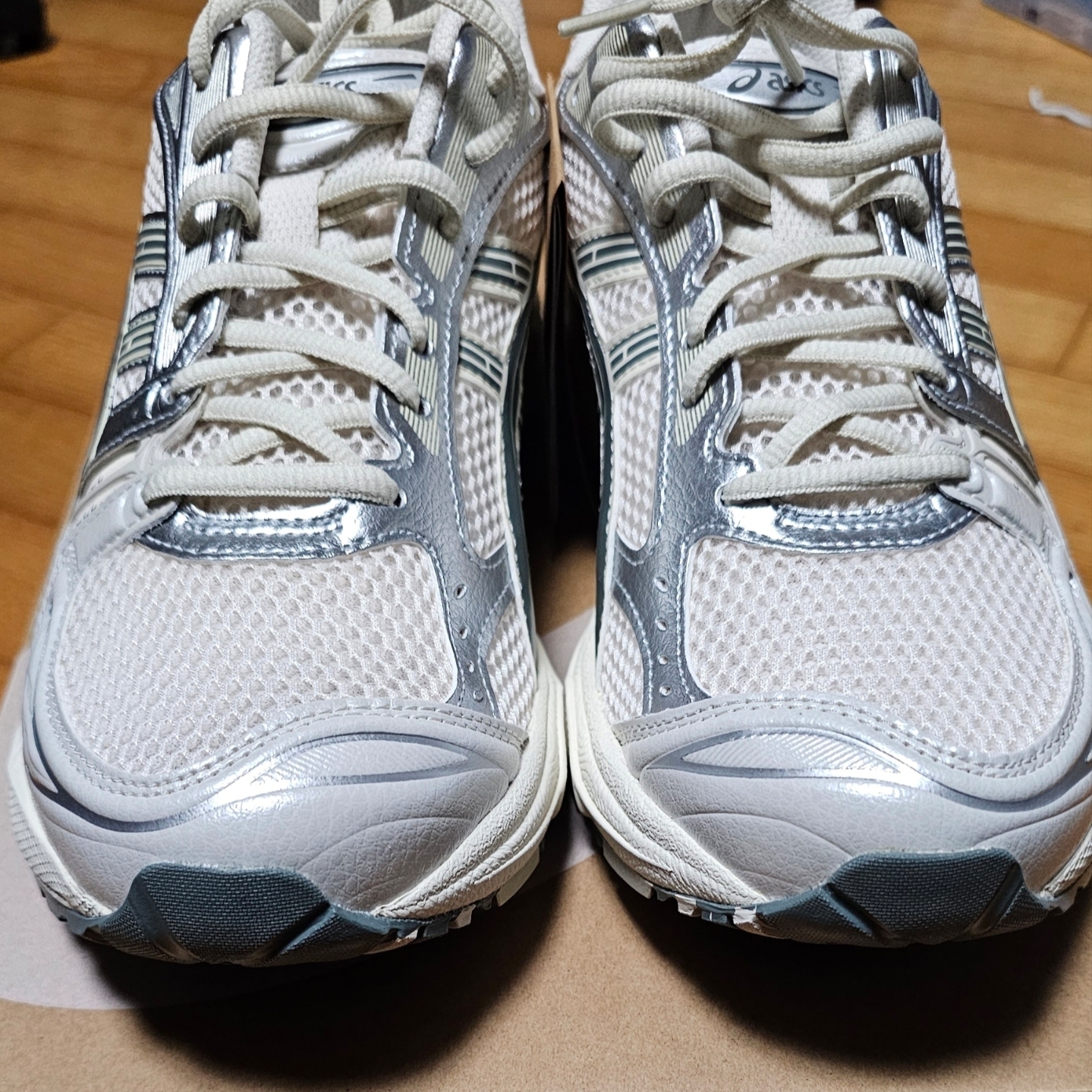 Asics Gel-Kayano 14 Birch Dark Pewter 착용 스타일