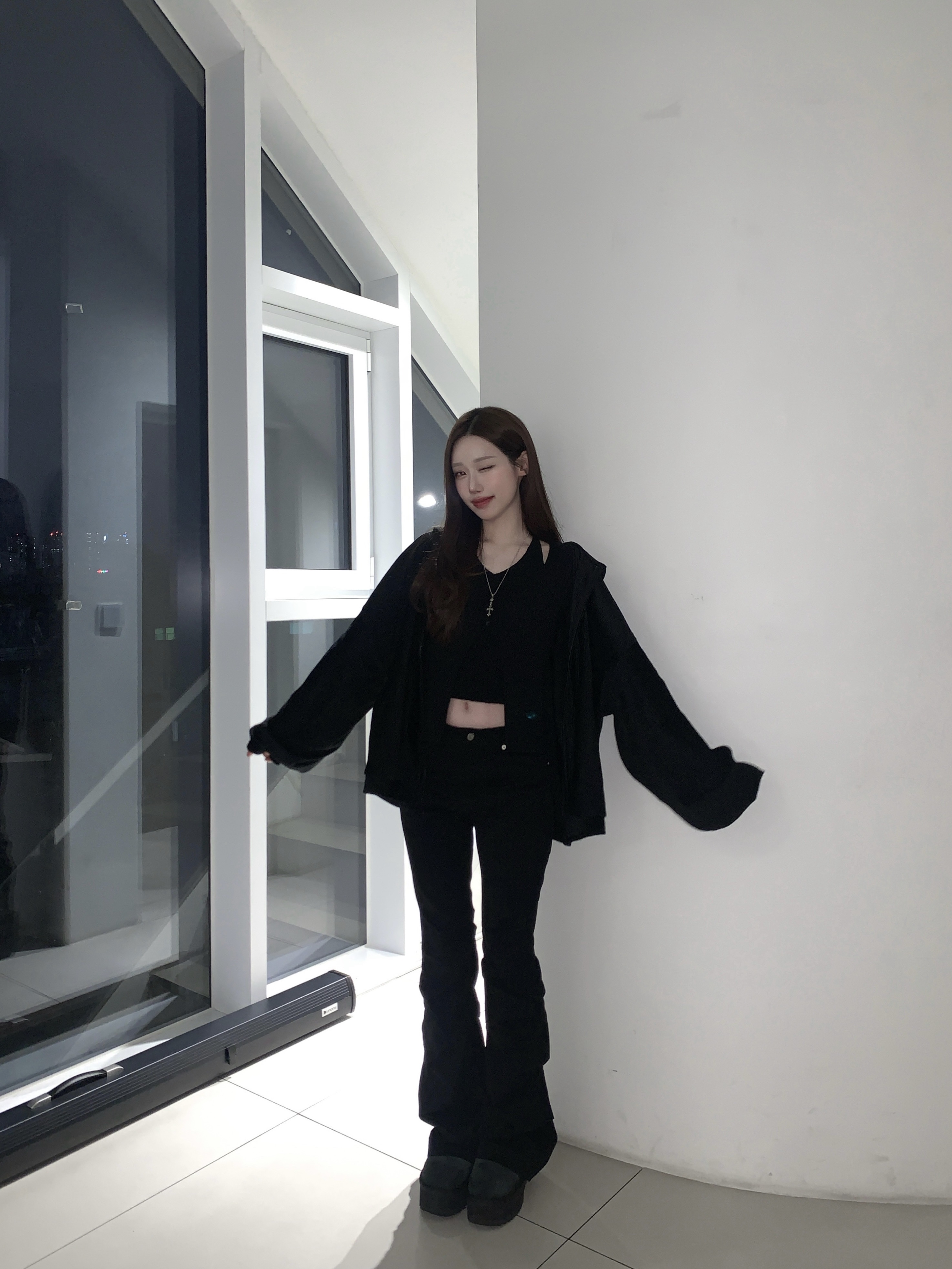 Nonnod Zen Pleats Zip Hoodie Black 착용 스타일