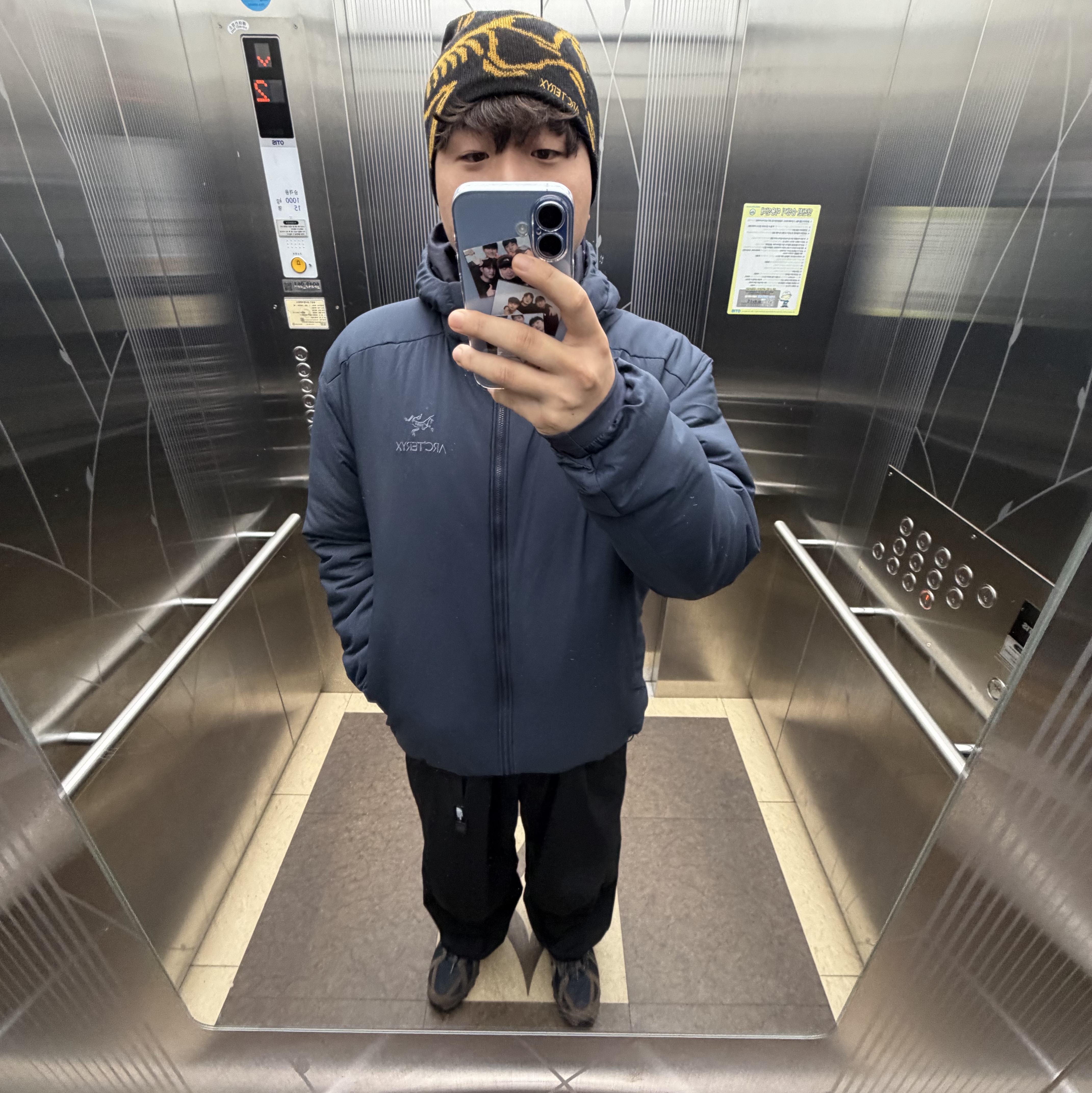 Arc'teryx Atom AR Hoody Black Sapphire, New Balance ML610T Dark Mushroom - D Standard 착용 스타일