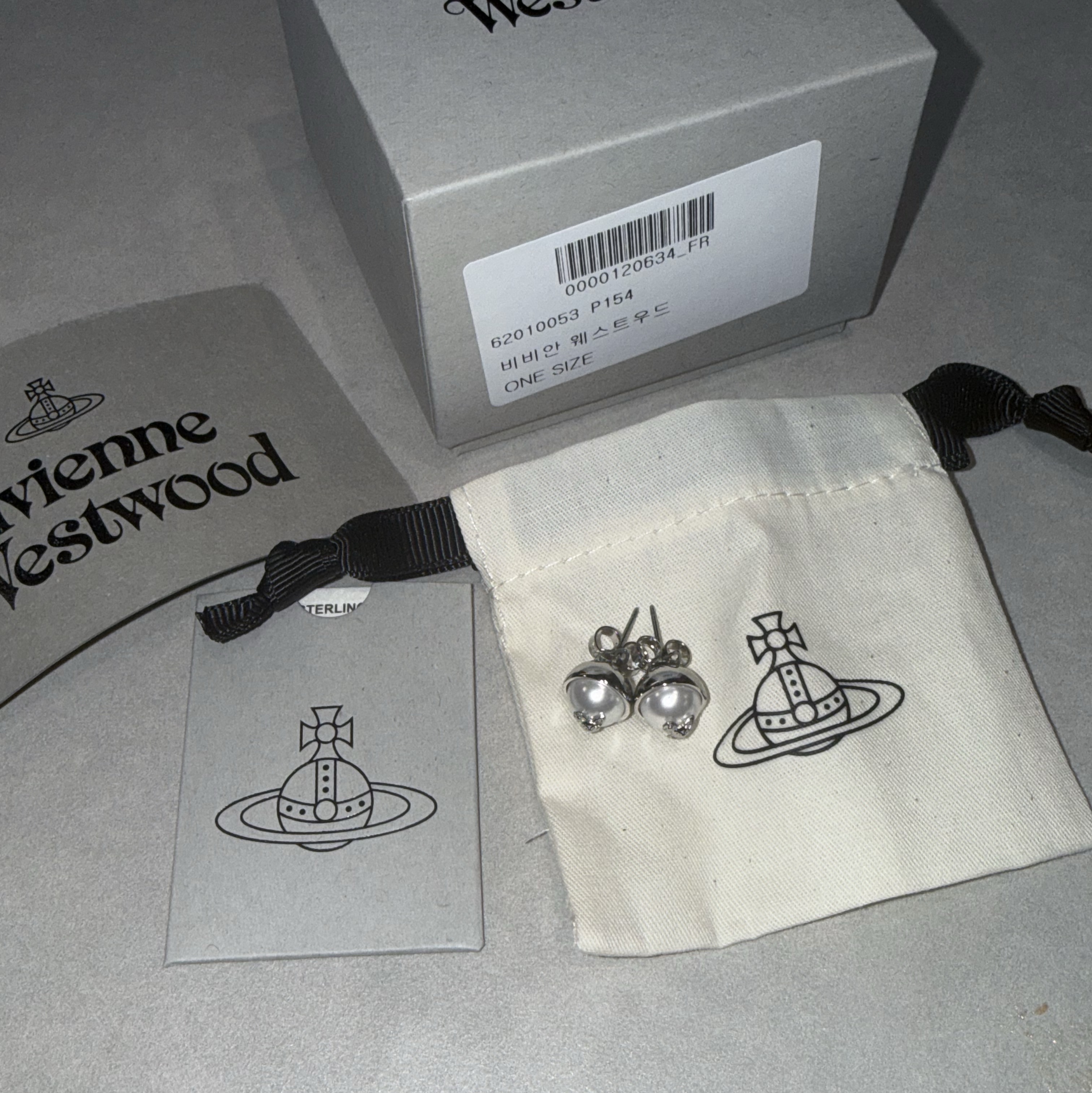 (W) Vivienne Westwood Olga Earrings Silver 착용 스타일 - 1