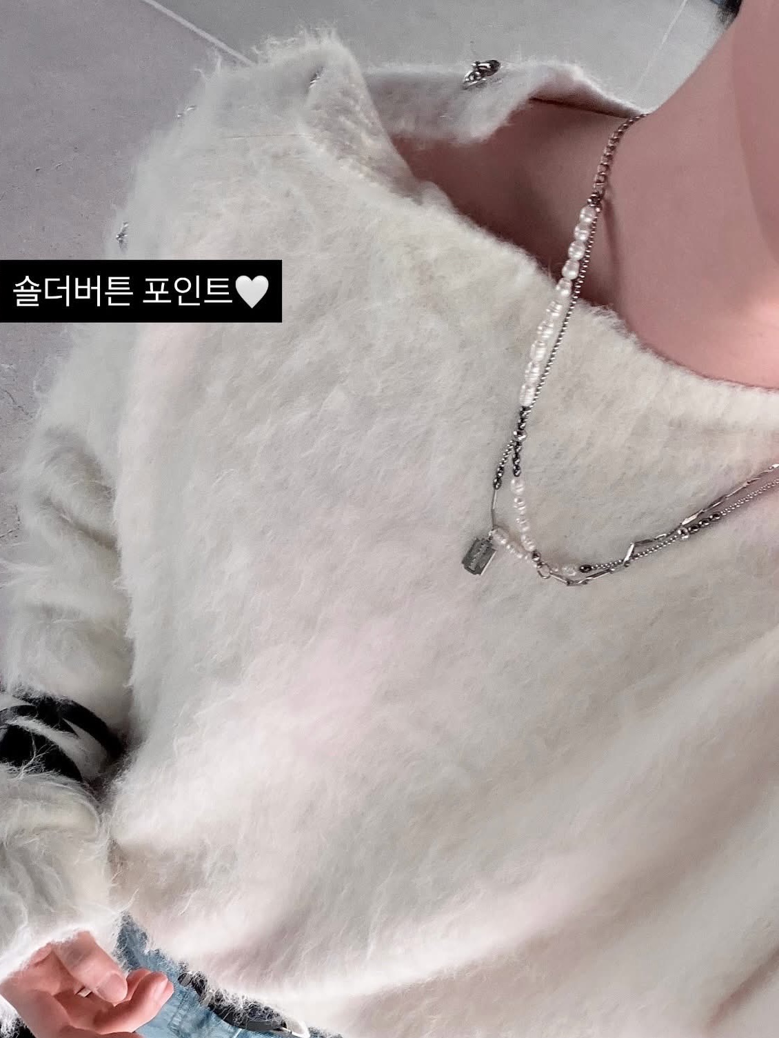 Ajobyajo PBA White Pearl Necklace Silver, Monamhee x Peaceminusone Daihee Plush Keyring 착용 스타일 - 6