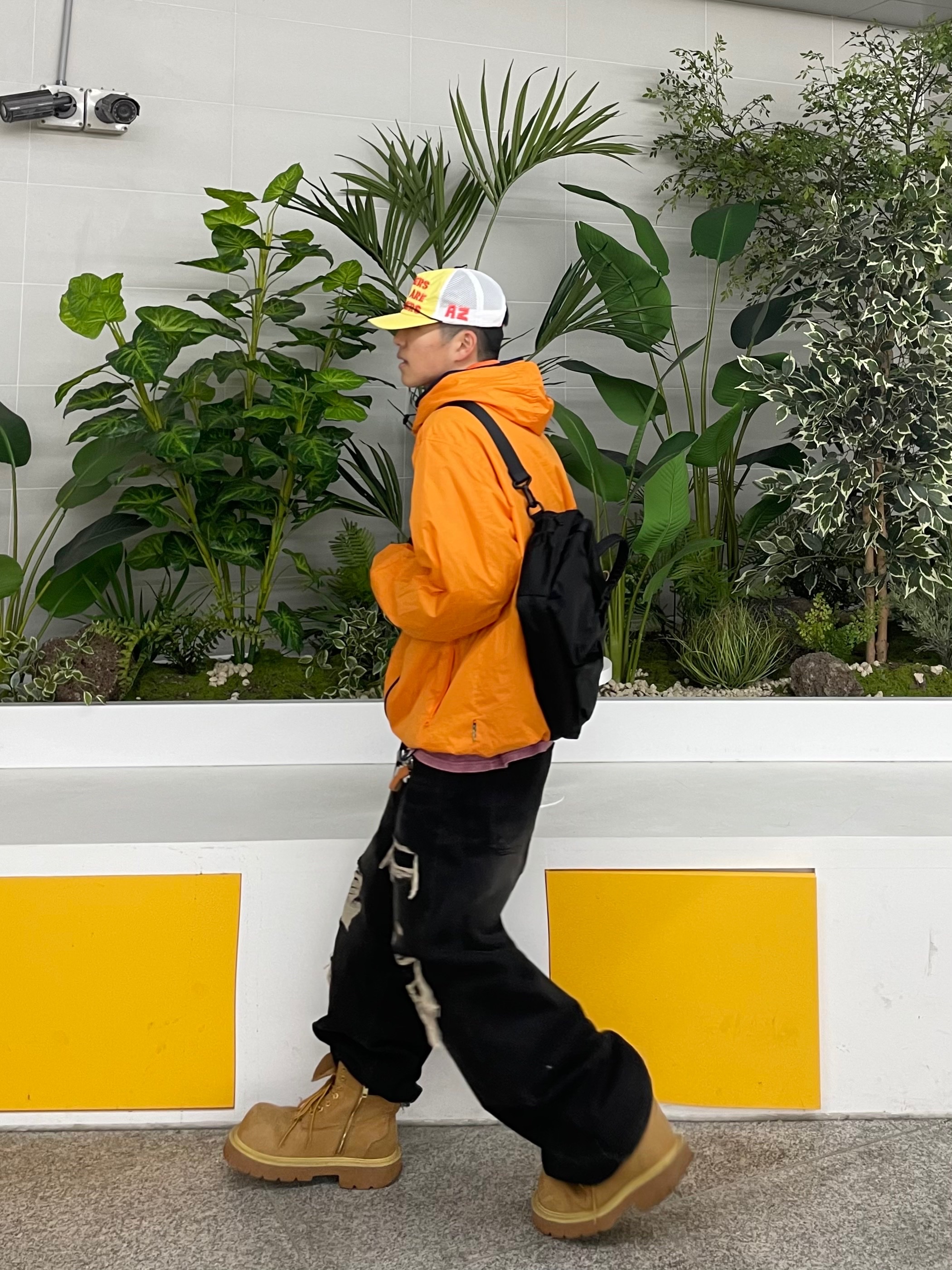 Alex Zono Lovers Who Are Runners Trucker Hat Yellow 착용 스타일 - 3