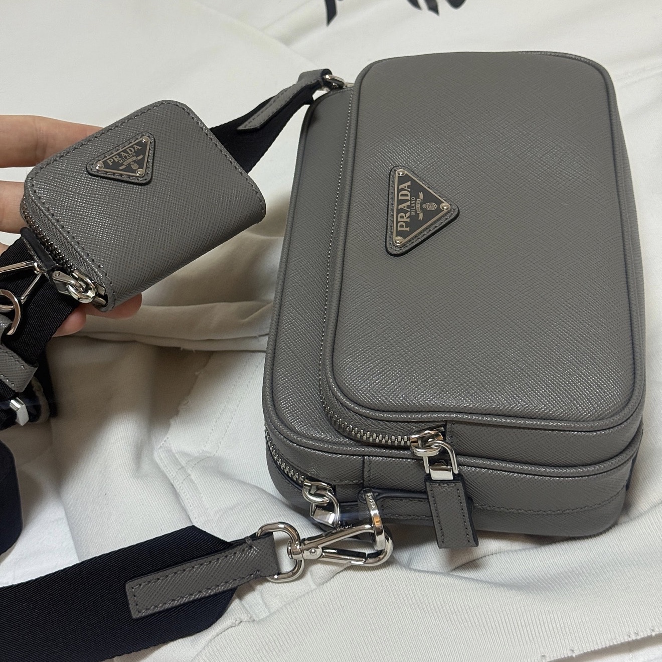 Prada Saffiano Leather Shoulder Bag Marble Gray 착용 스타일 - 1