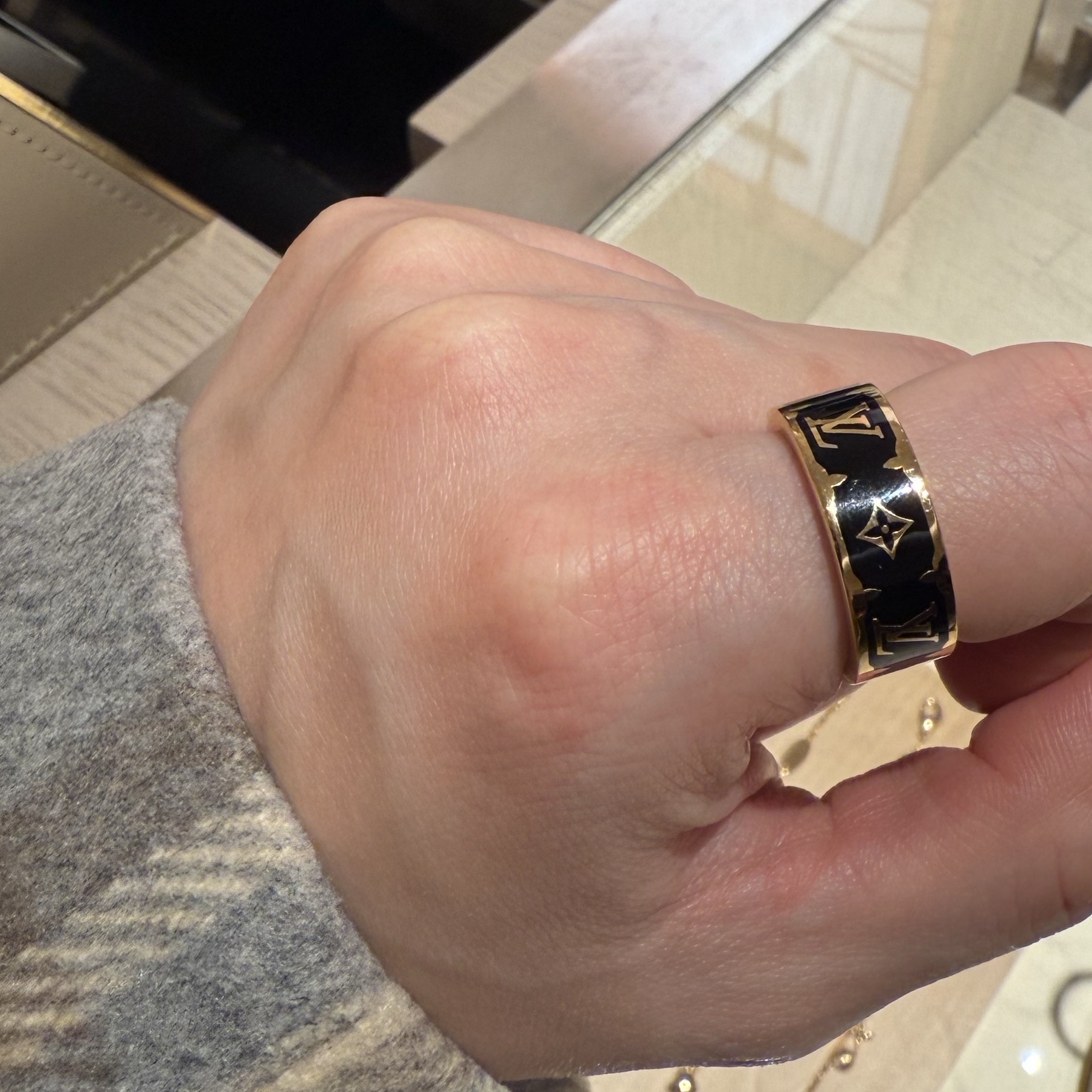 (W) Louis Vuitton Nanogram Enamel Ring S00 Gold 착용 스타일 - 1