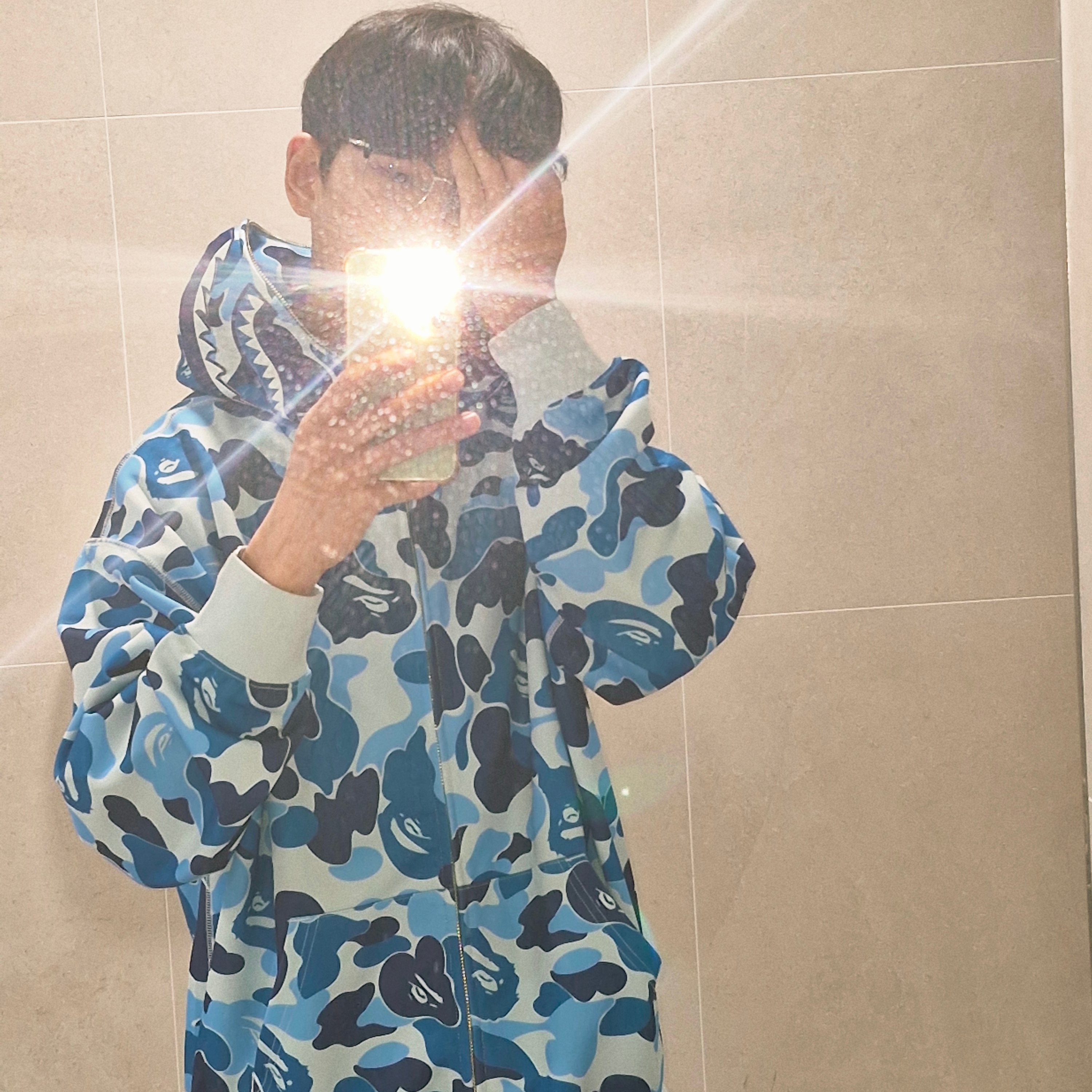 BAPE ABC Camo Rayon Relaxed Fit Shark Full Zip Hoodie Blue 착용 스타일 - 3