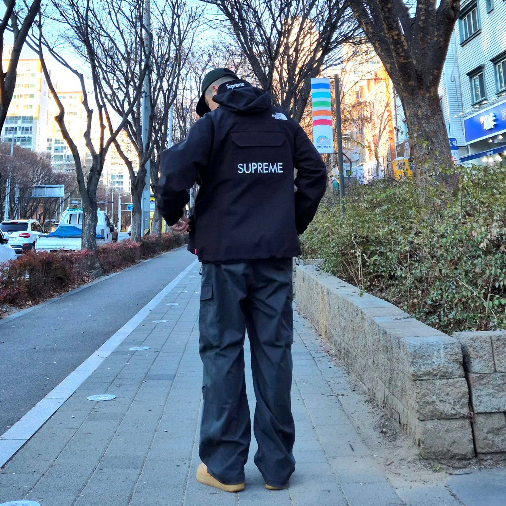 Nike Air Force 1 '07 WB Flax, Supreme x The North Face Cargo Jacket Black - 20SS 착용 스타일 - 1