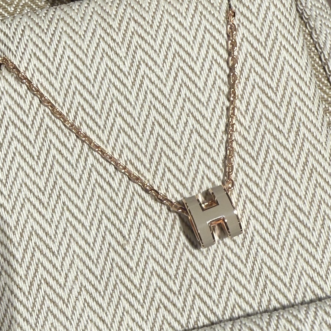 (W) Hermes Mini Pop H Pendant Gold & Marron Glace 착용 스타일