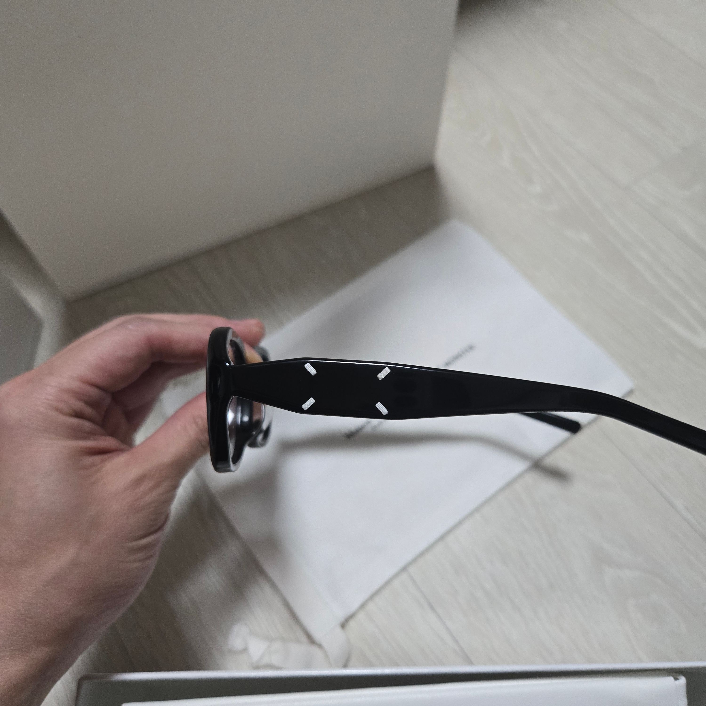 Gentle Monster x Maison Margiela MM212 Black Clear 착용 스타일 - 6