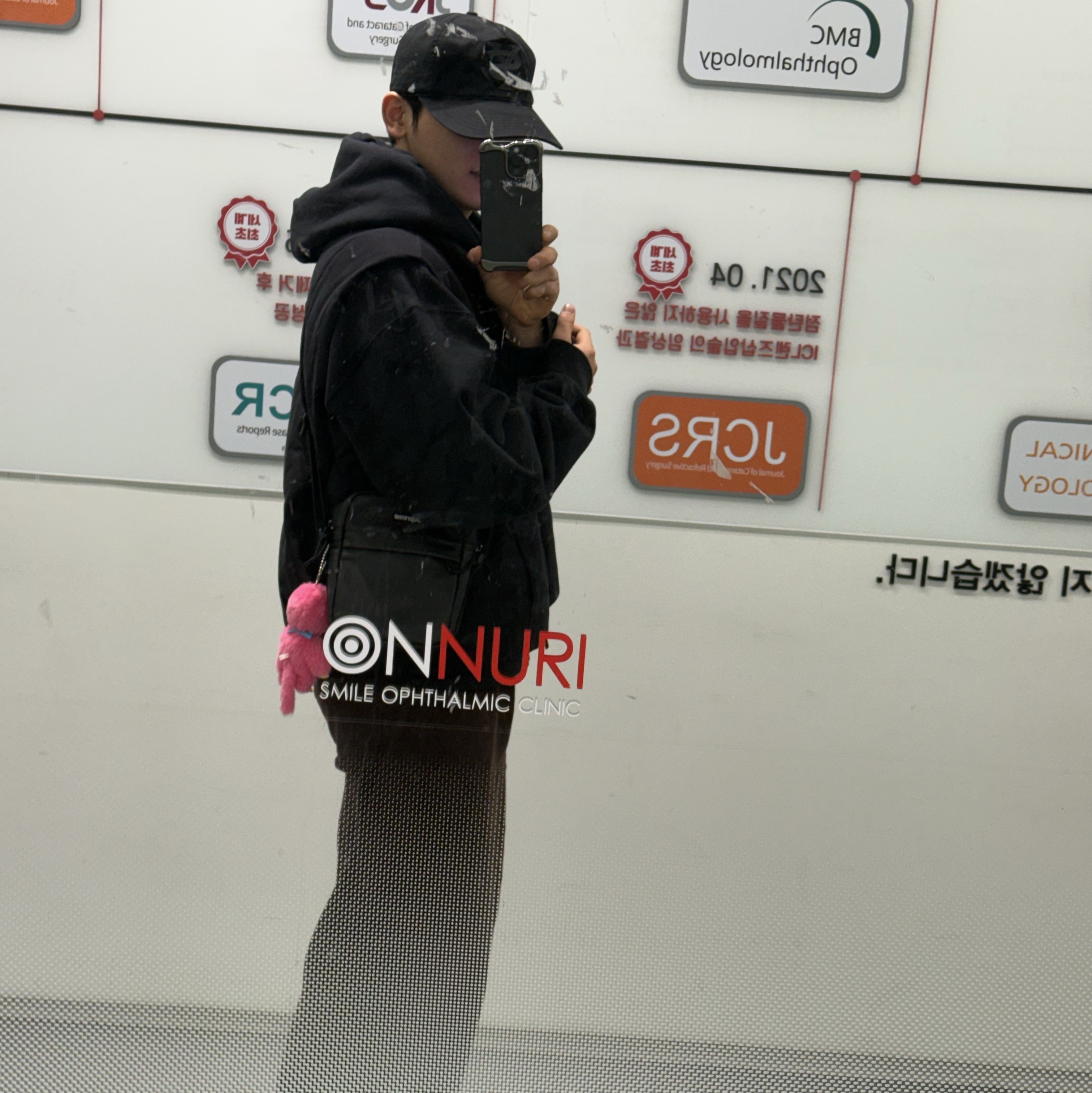 Supreme Leather Shoulder Bag Black - 24FW, Millo Archive Reflect Corduroy Pants Brown 착용 스타일 - 2