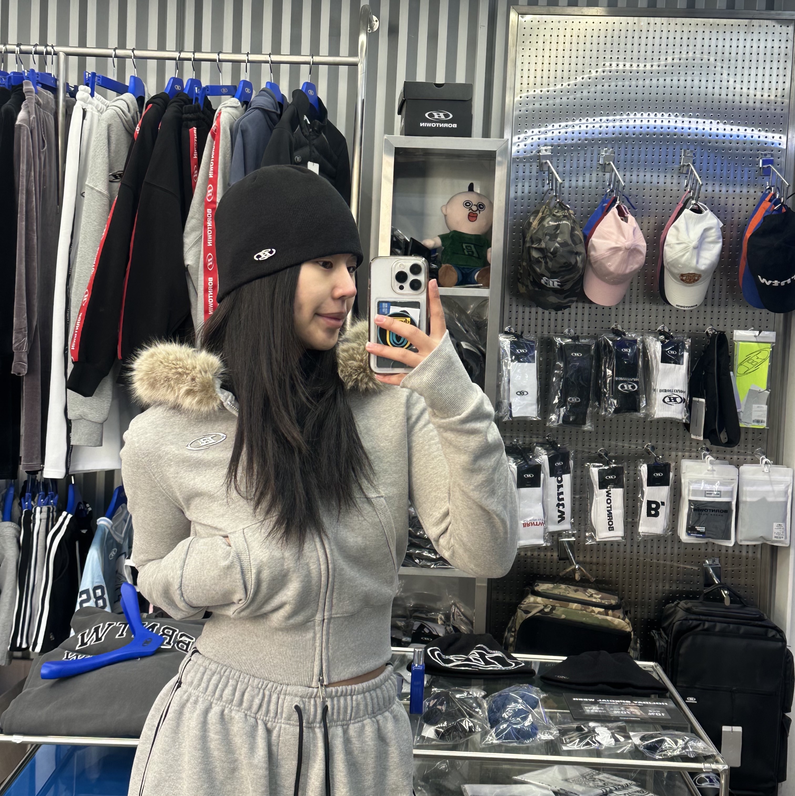 BORN TO WIN Symbol B Pendant Beanie Black 착용 스타일