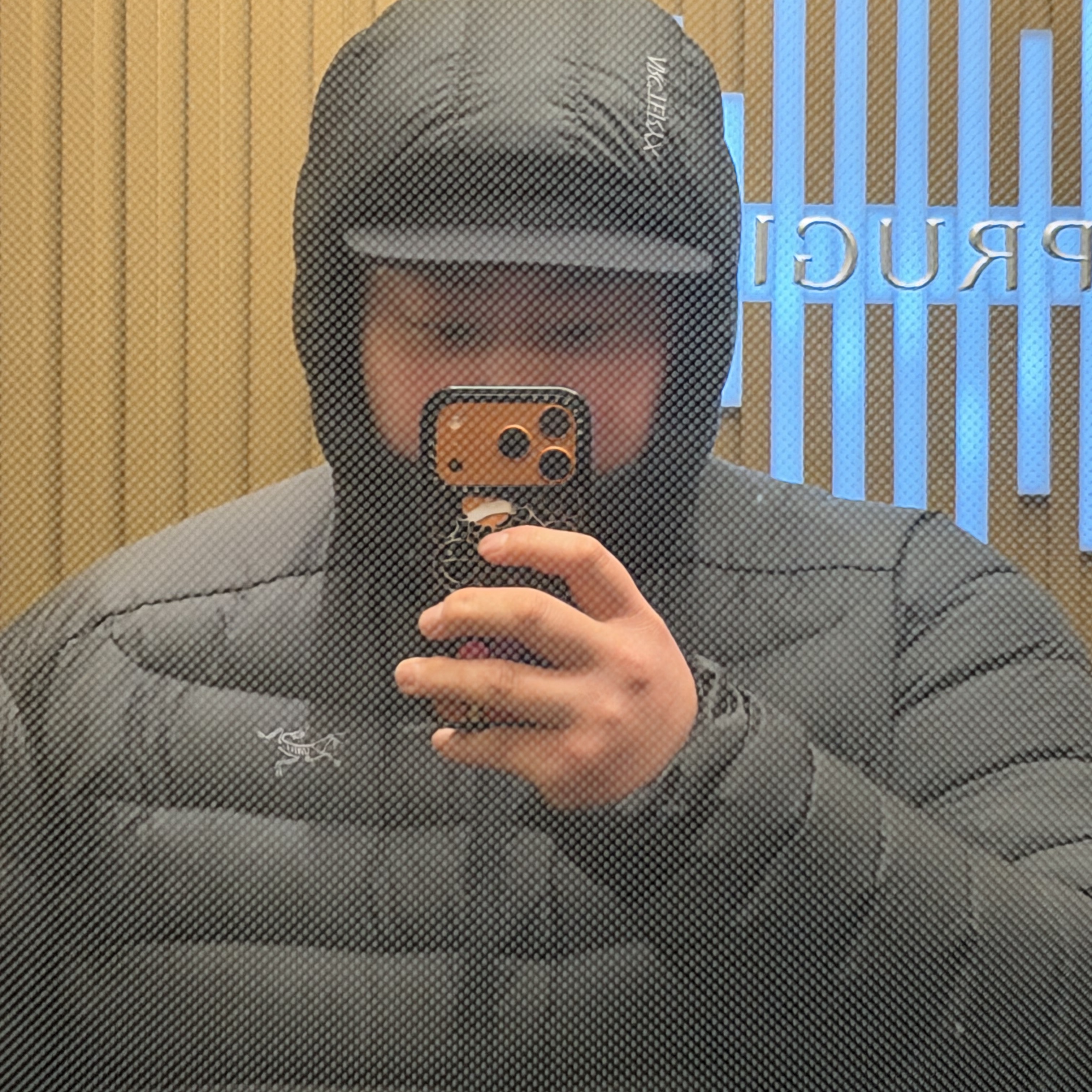 Apple iPhone 17 Pro 256GB Cosmic Orange, Arc'teryx Cerium Hoody Black 착용 스타일