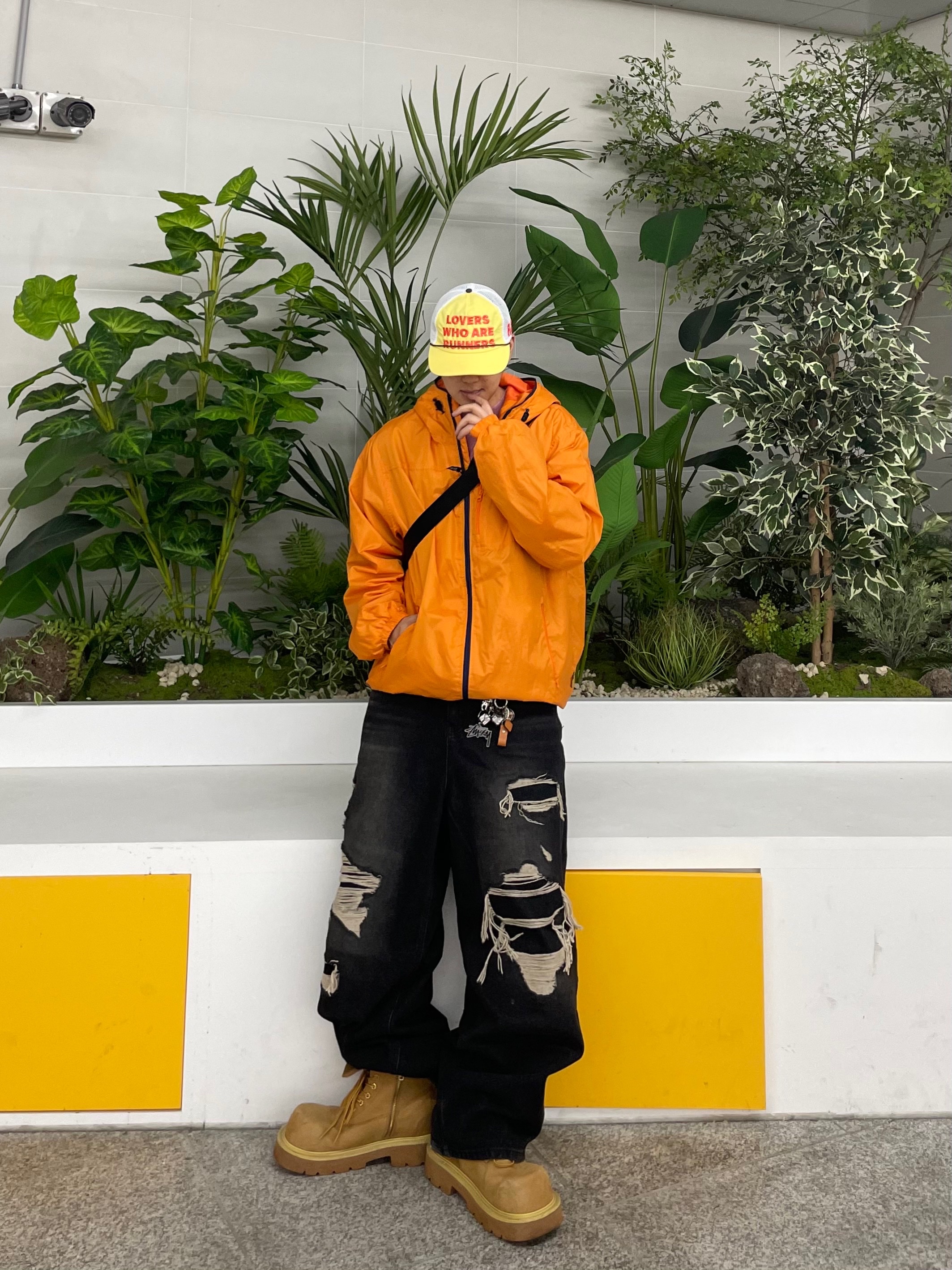 Alex Zono Lovers Who Are Runners Trucker Hat Yellow 착용 스타일 - 5