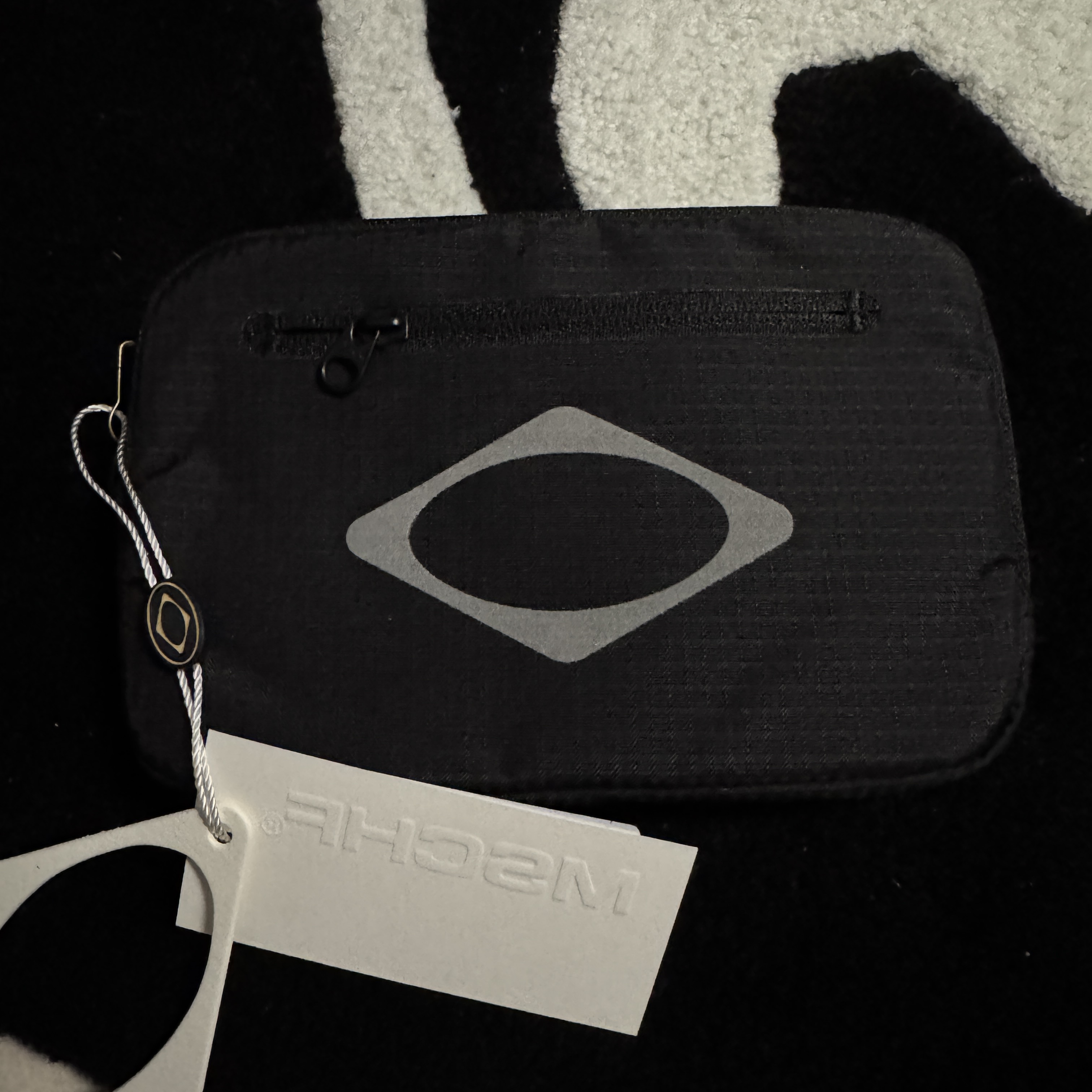Mischief Rhombus Flat Pouch Black 착용 스타일 - 1