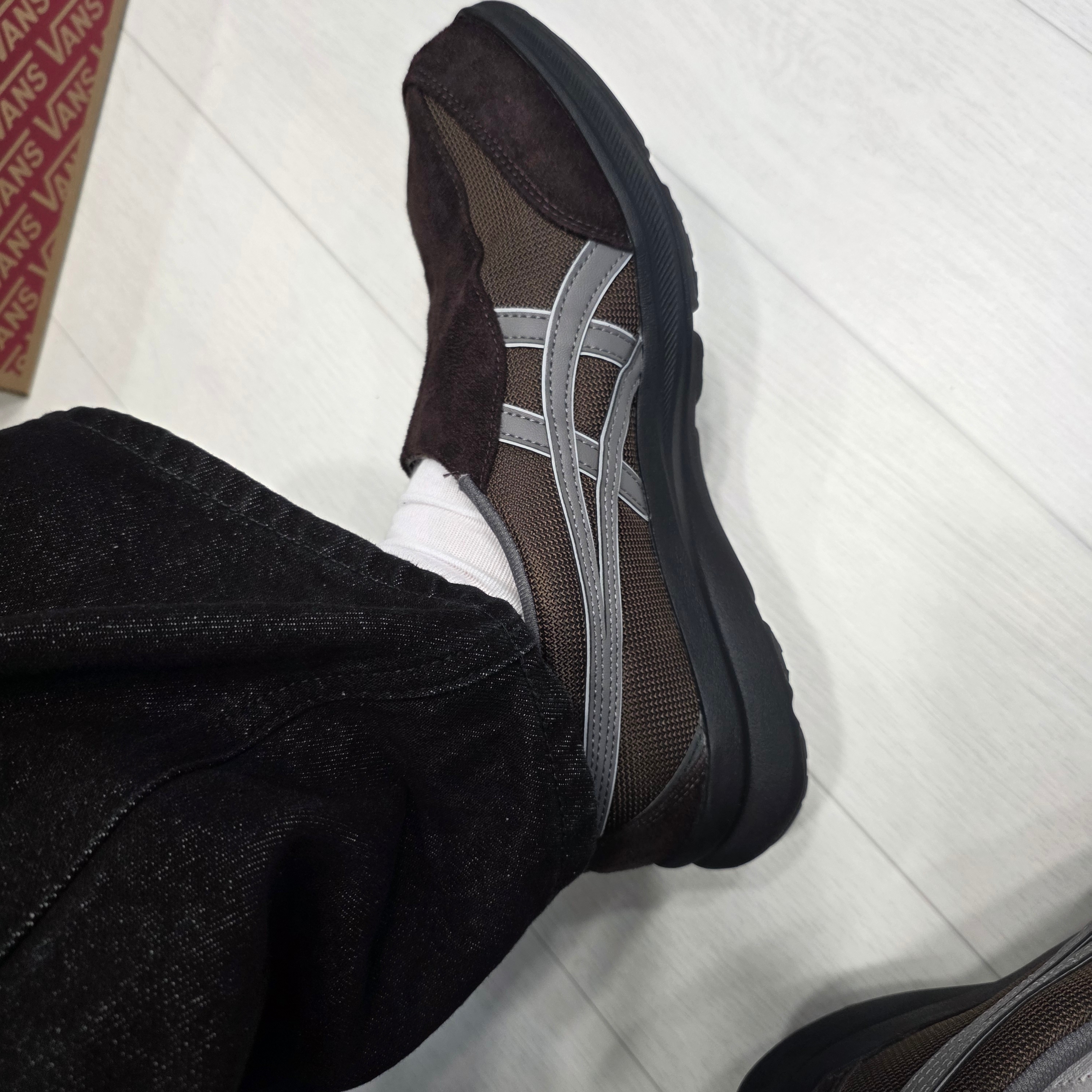 Asics Life Walker 010 Coffee - 3E Wide 착용 스타일