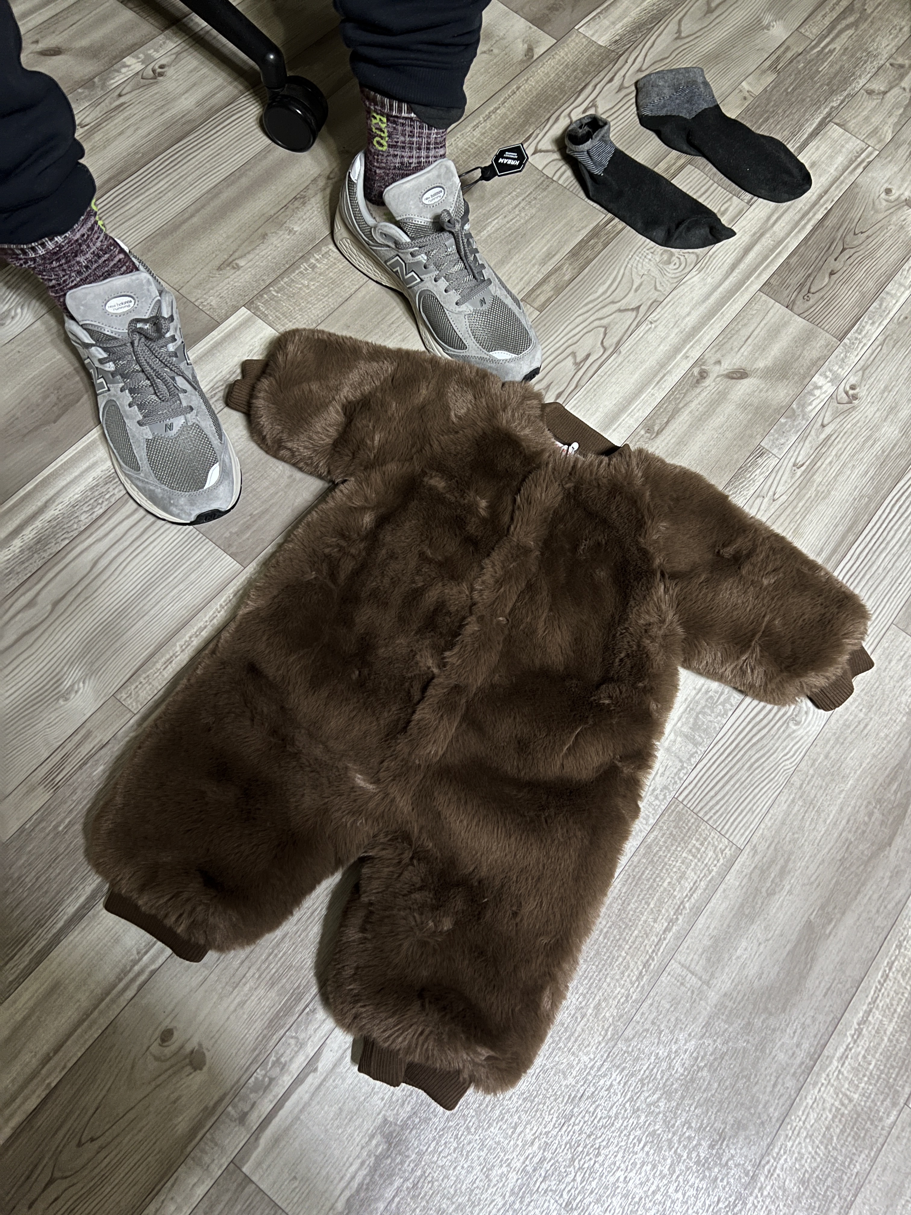 (Kids) Monchhichi x Bebe De Pino Fur Overall Brown, New Balance 2002R Grey 착용 스타일 - 4
