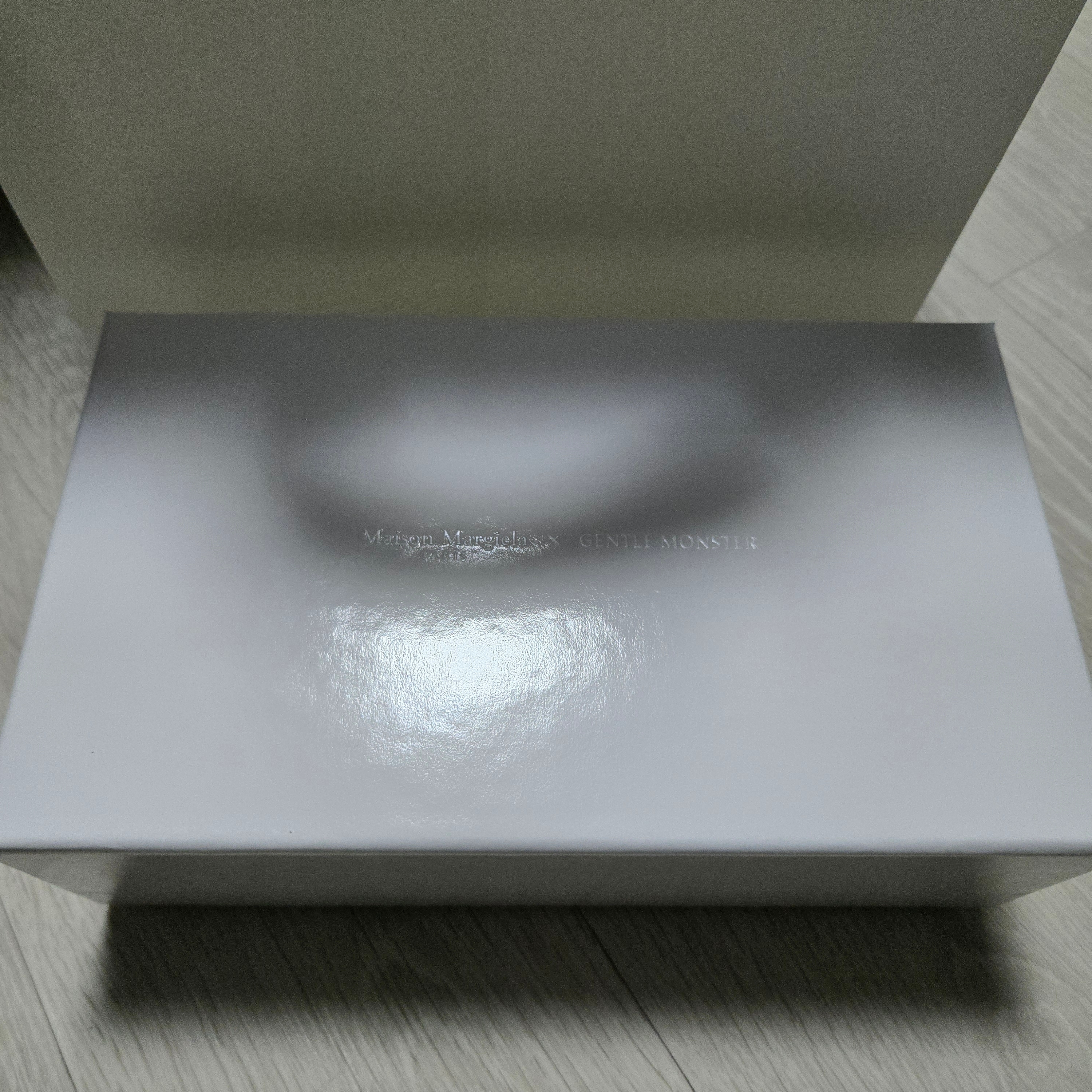 Gentle Monster x Maison Margiela MM212 Black Clear 착용 스타일 - 5